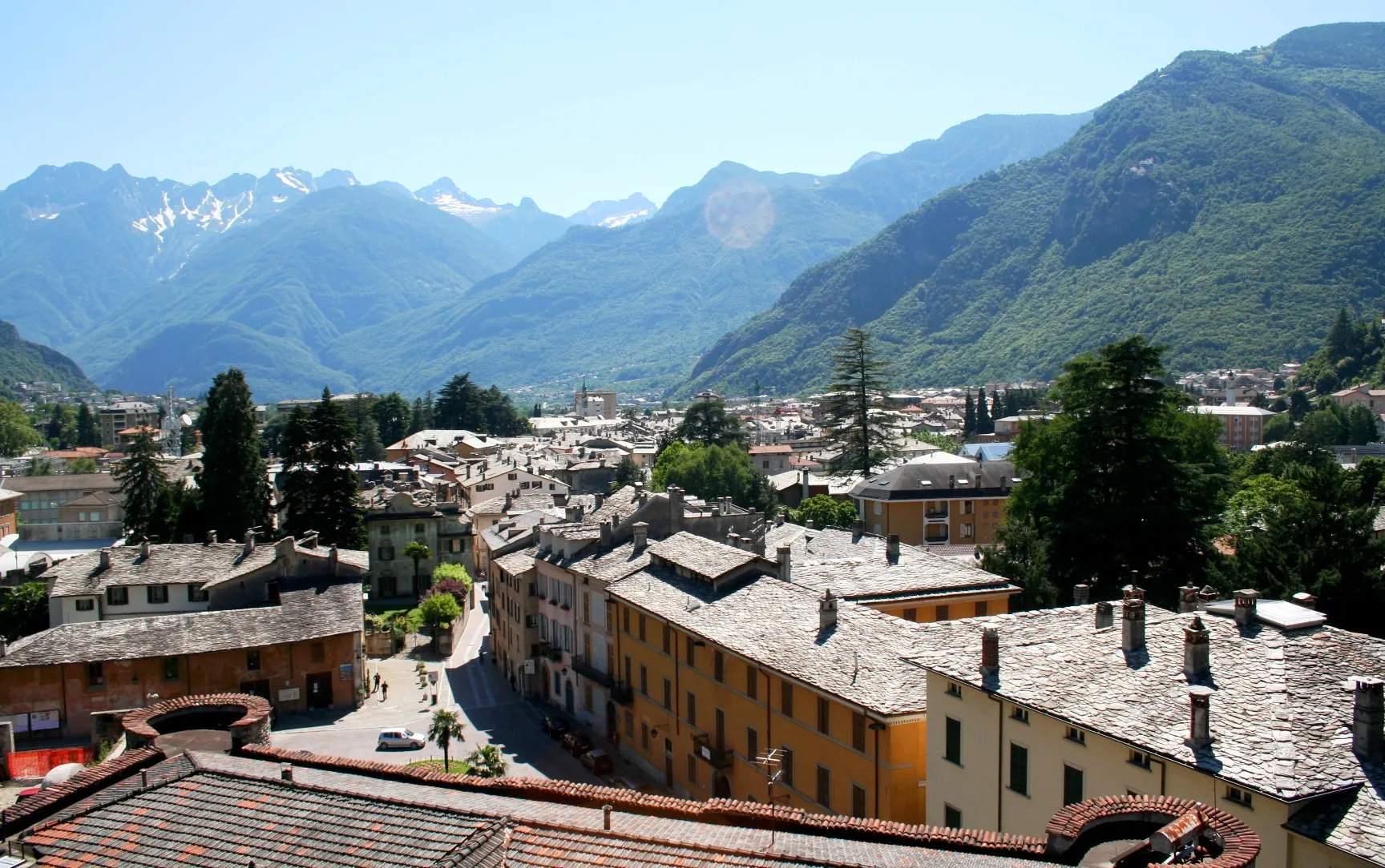 Photo showing: Chiavenna from the north, showing two Salis houses, one greenish, in front, the other pinkish, to the right.