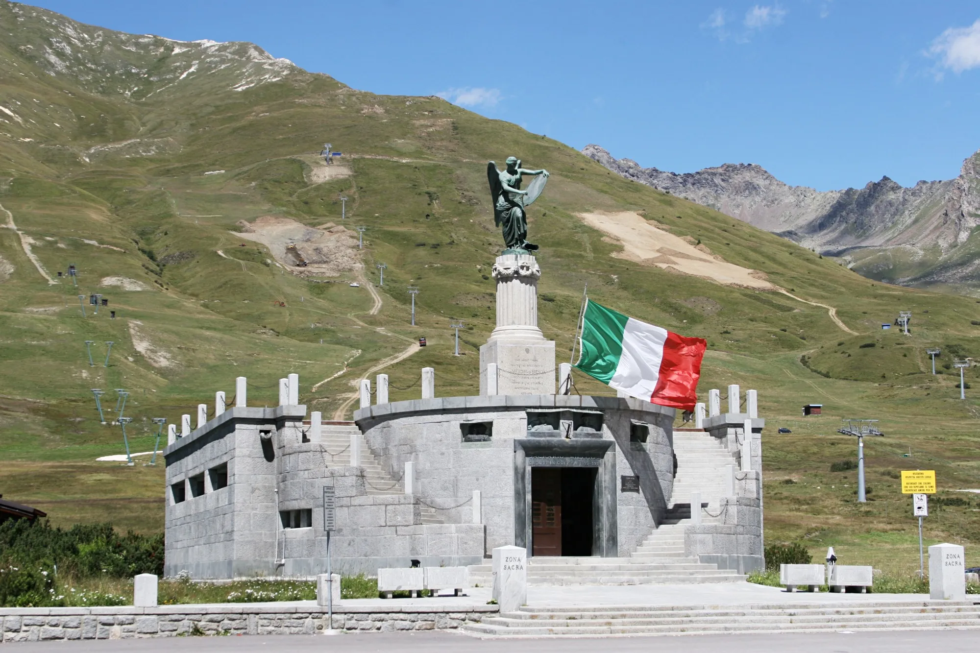 Photo showing: WW I memorial (Monumento Ossario) on Passo Tonale - Kriegsdenkmal (Monumento Ossario) am Tonalepass