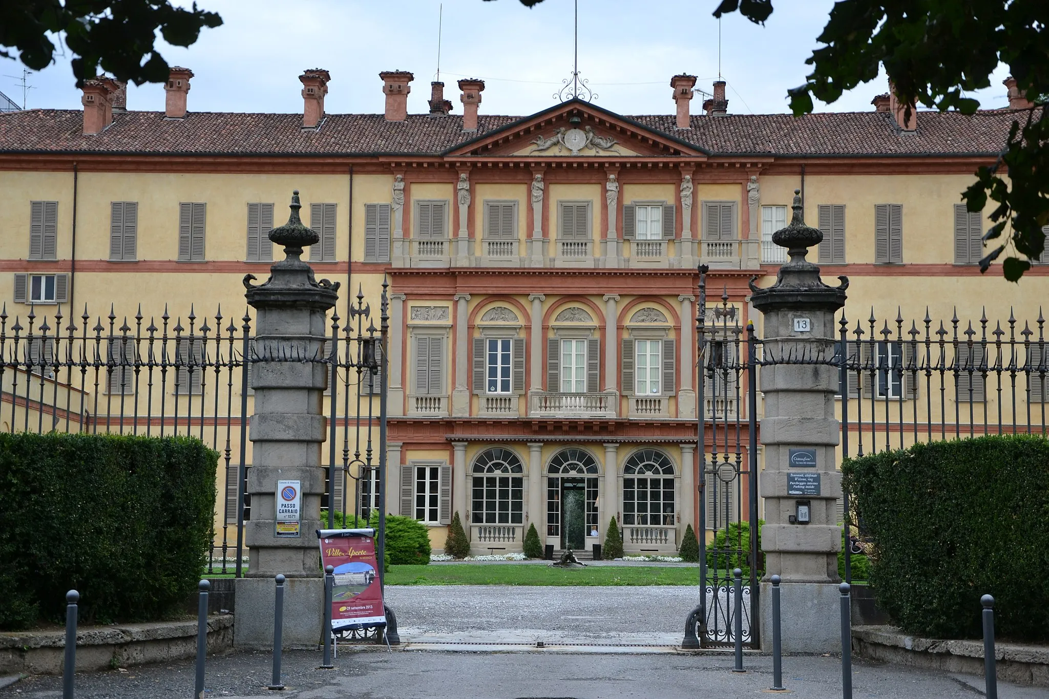 Photo showing: Villa Gallarati Scotti, Oreno di Vimercate (MB) - facciata principale verso la corte. Opera di Simone Cantoni (1790)
