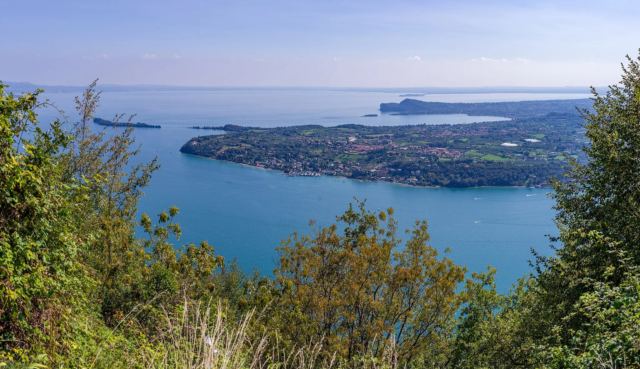 Photo showing: View of the gulf of Salò from the Monte di San Bartolomeo