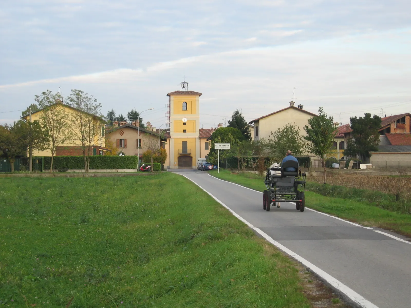 Photo showing: The beginning of Castel Cerreto from the countryside of Treviglio