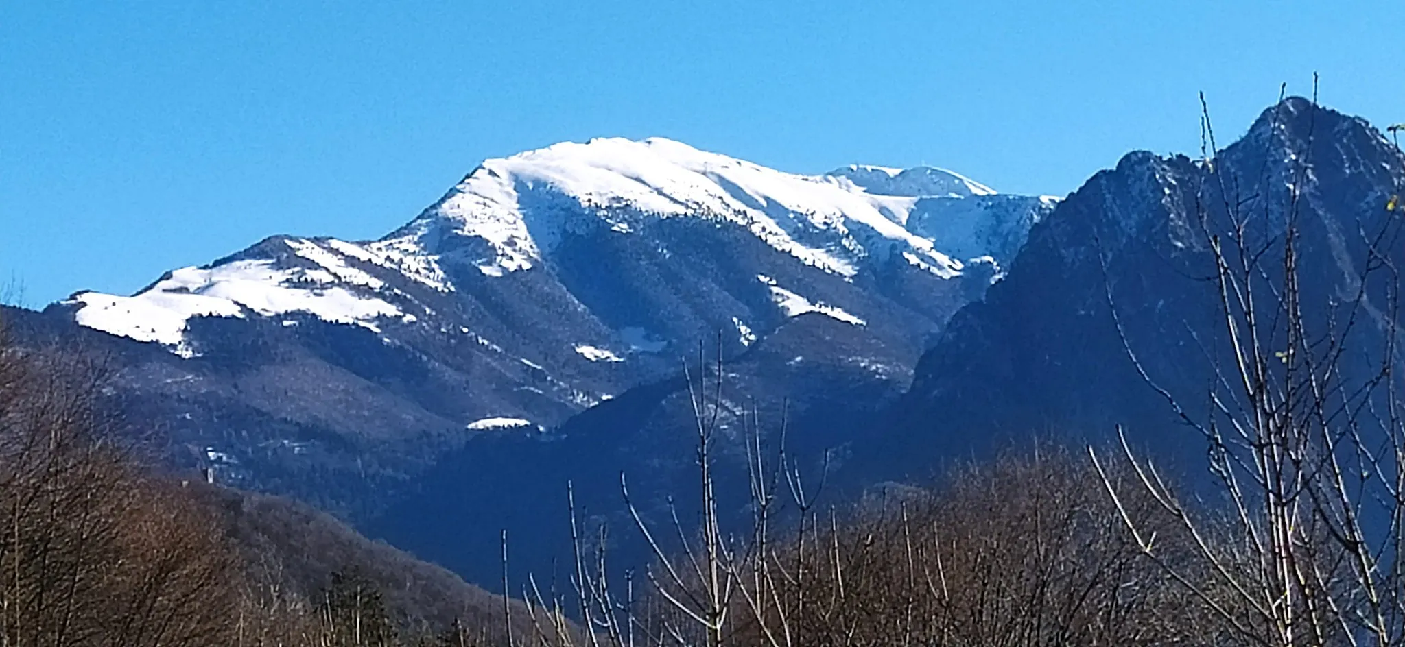 Photo showing: Monte Guglielmo innevato, fotografato dalla sponda occidentale del lago d'Iseo.