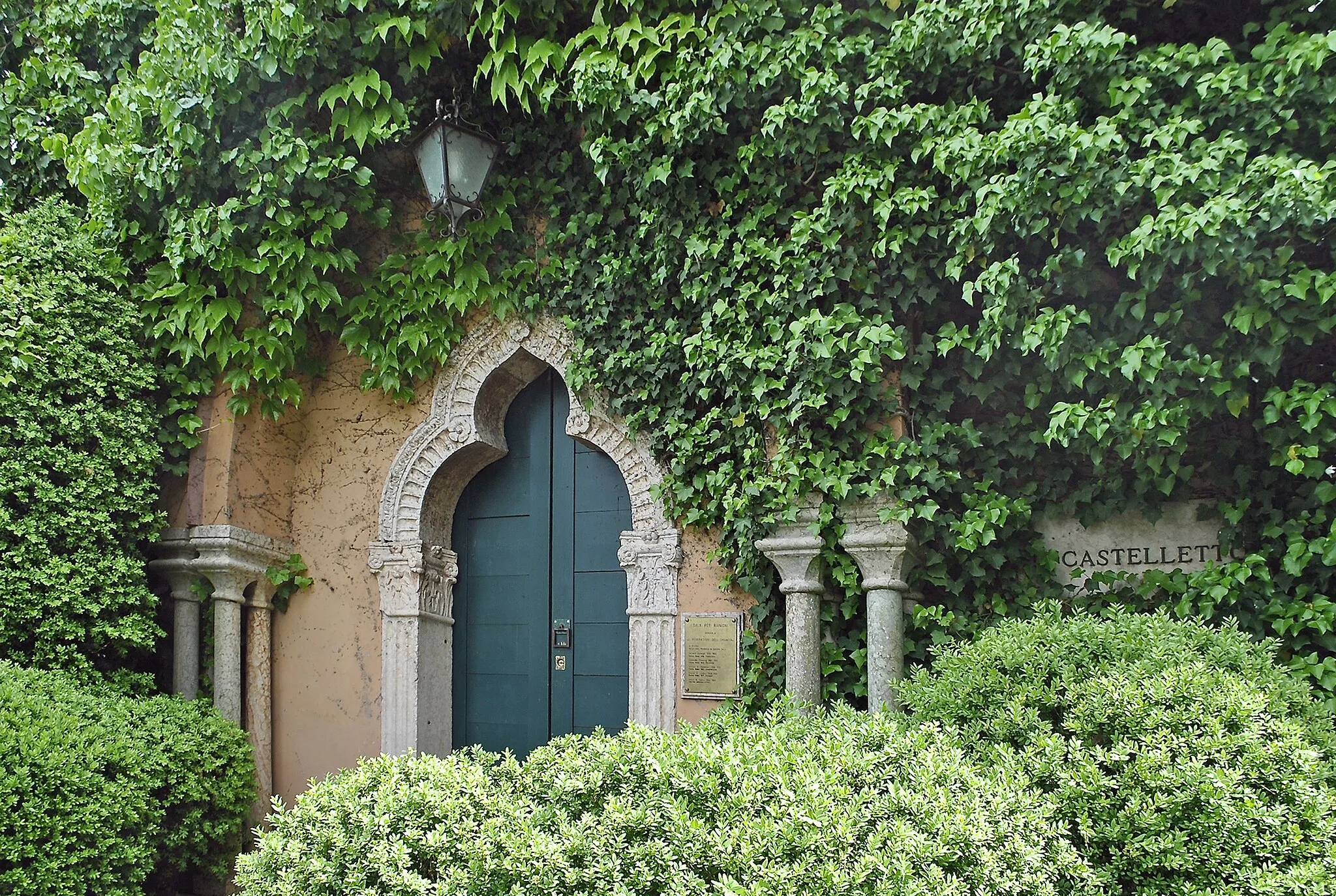 Photo showing: Neo-Gothic Castelletto in the Sigurtà Garden-Park, Valeggio sul Mincio (Verona), Italy.