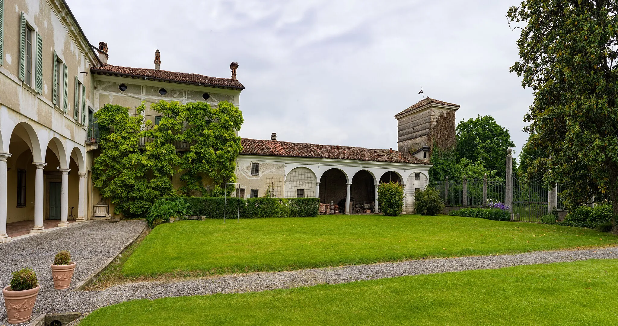 Photo showing: View  of court of the Villa Pellizzari di Meduna in Brescia.