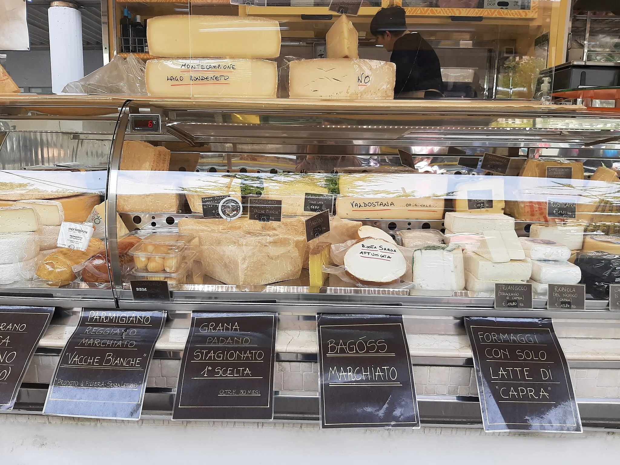 Photo showing: Mercato rionale di Castegnato - formaggi