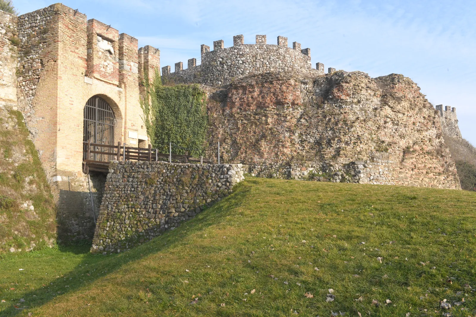 Photo showing: ingresso alla Rocca di Lonato, ponte levatoio, leone di San Marco