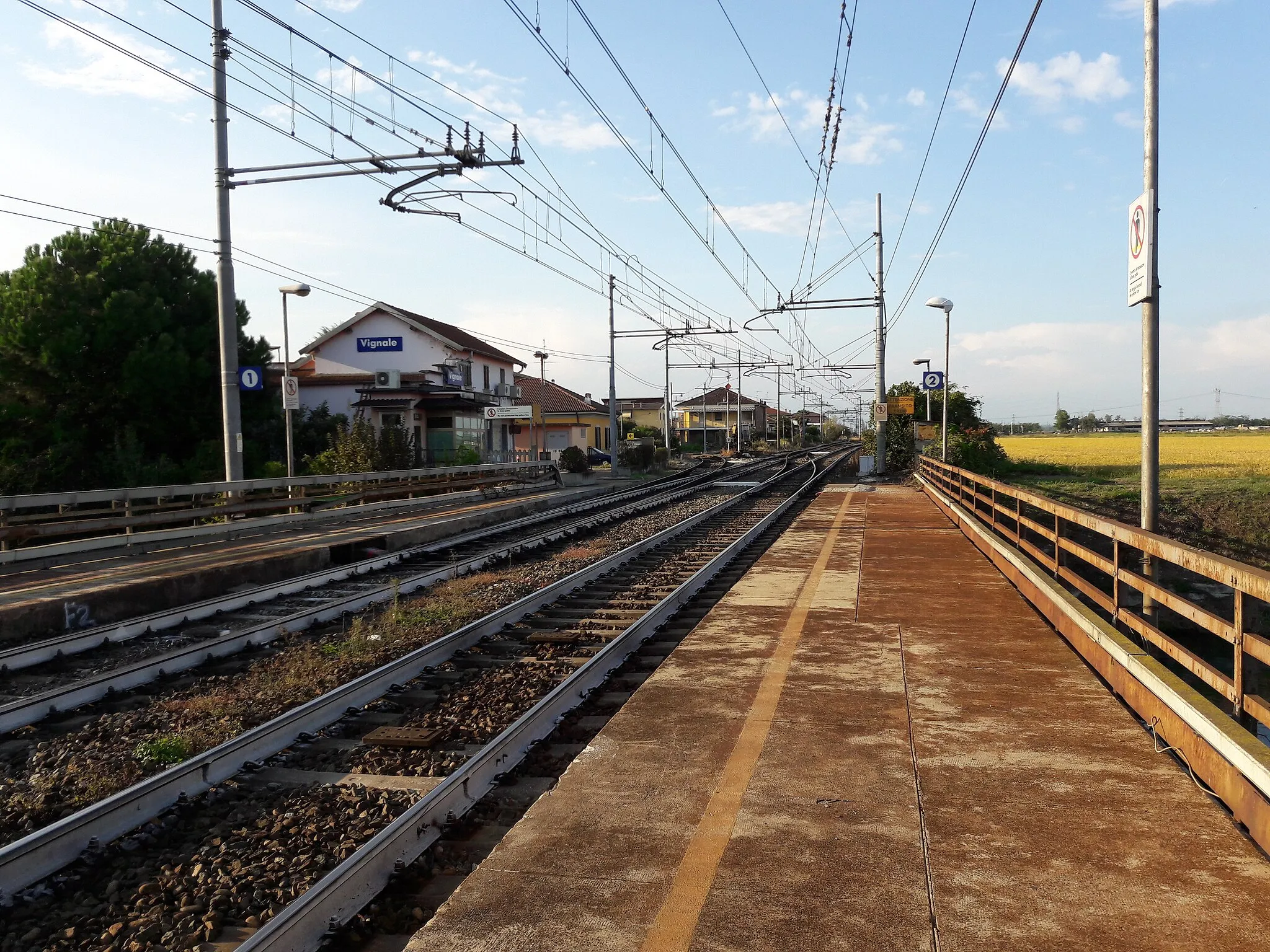 Photo showing: Stazione lato binari, in direzione Varallo, Domodossola e Arona.