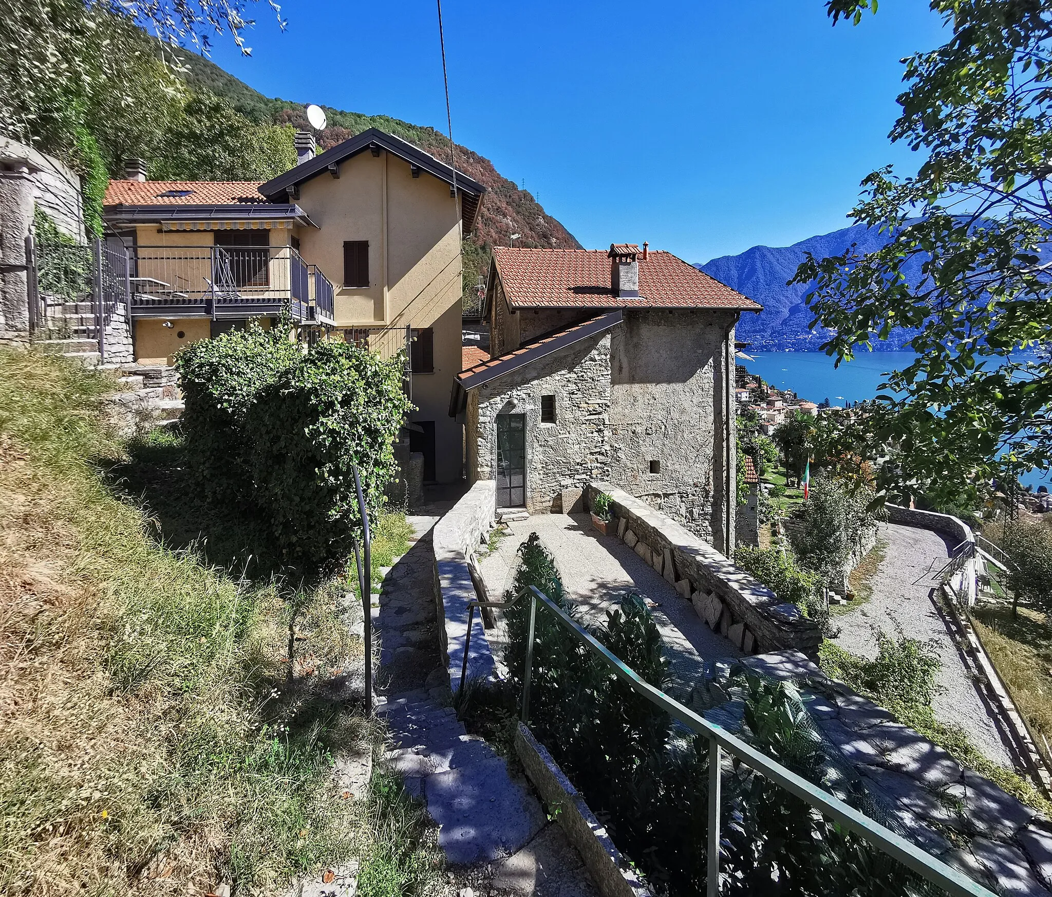 Photo showing: Edificio a Casarico, lungo il Sentee di Sort