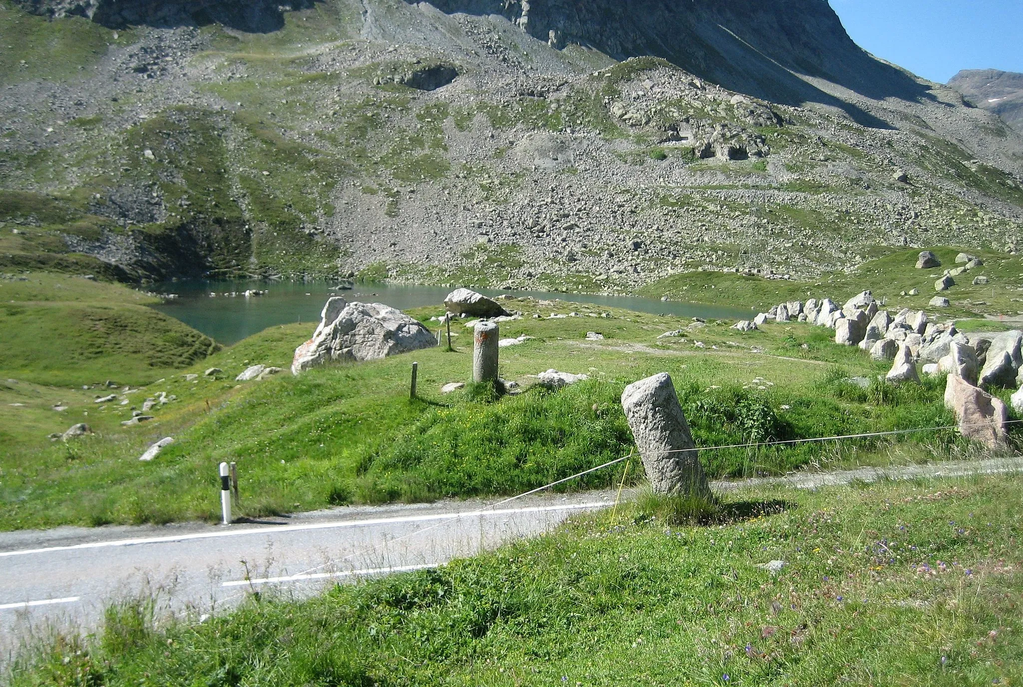 Photo showing: Römische Säulen auf der Julierpasshöhe, GPH T 4056 und IW Julier rechts A 7687