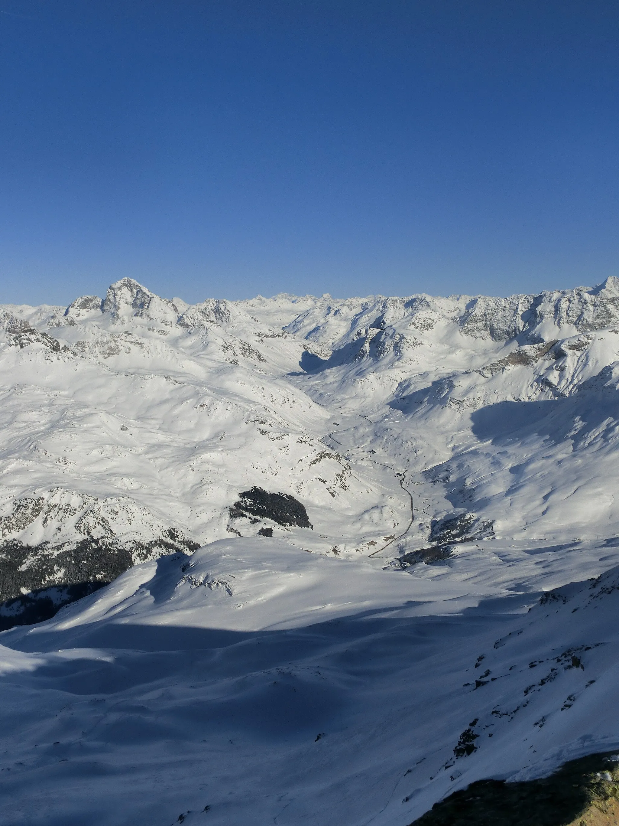 Photo showing: Julier Pass as seen from Piz Surparé, Mulegns, Bivio, Grison, Switzerland