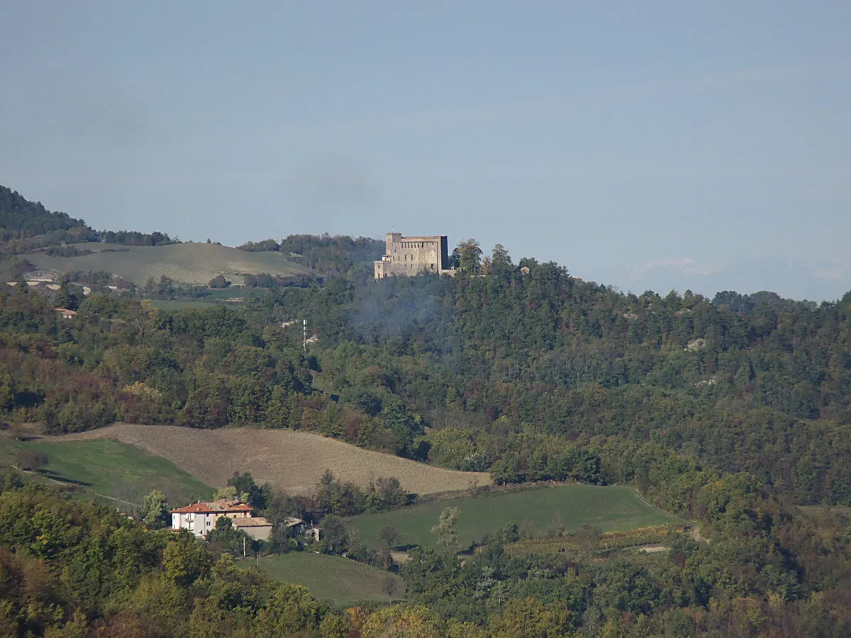 Photo showing: Castello di Zavattarello (telefoto)