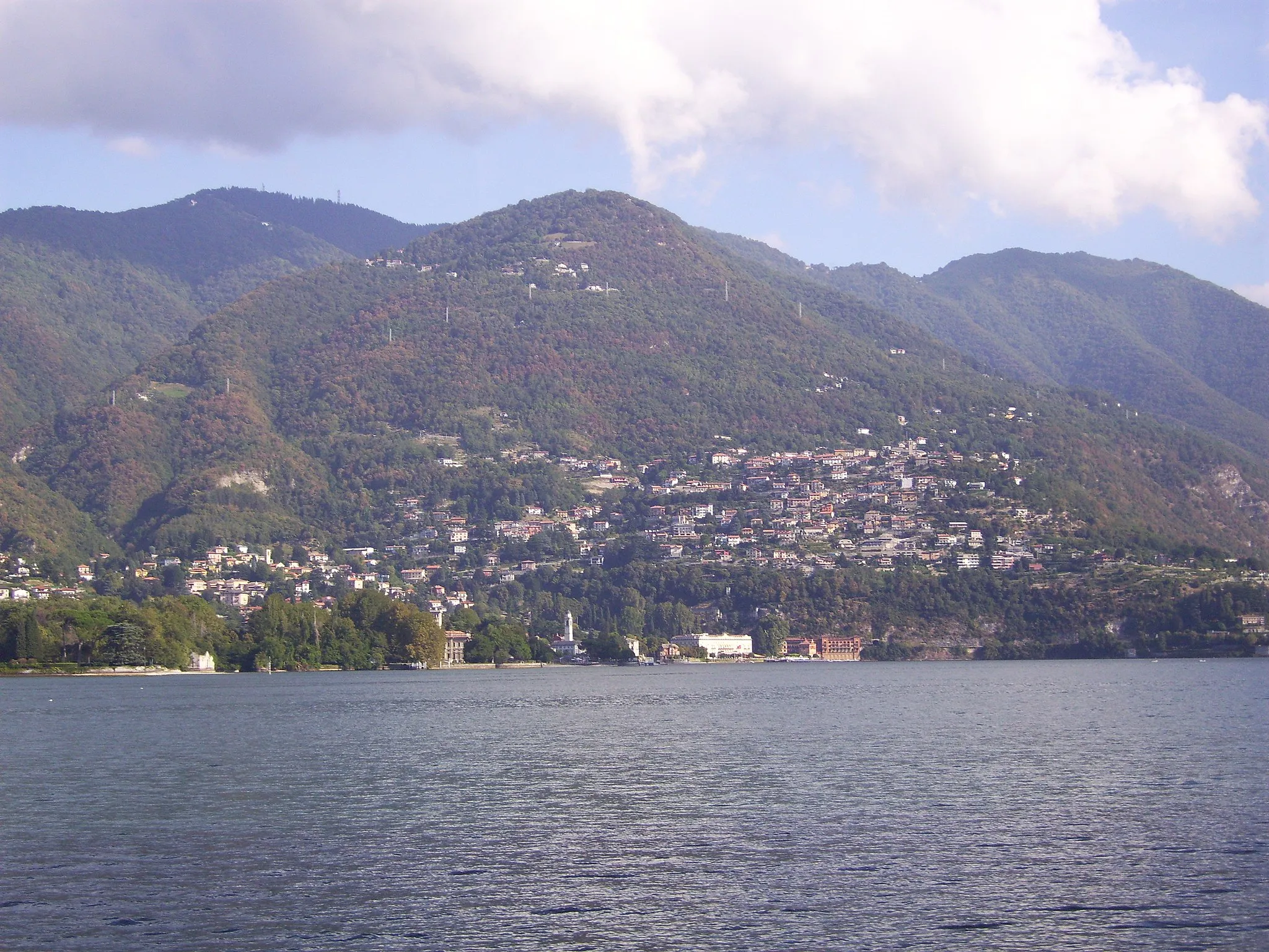 Photo showing: Cernobbio and Rovenna, with Mount Bisbino in the background, as seen from Piazzetta Baratelli