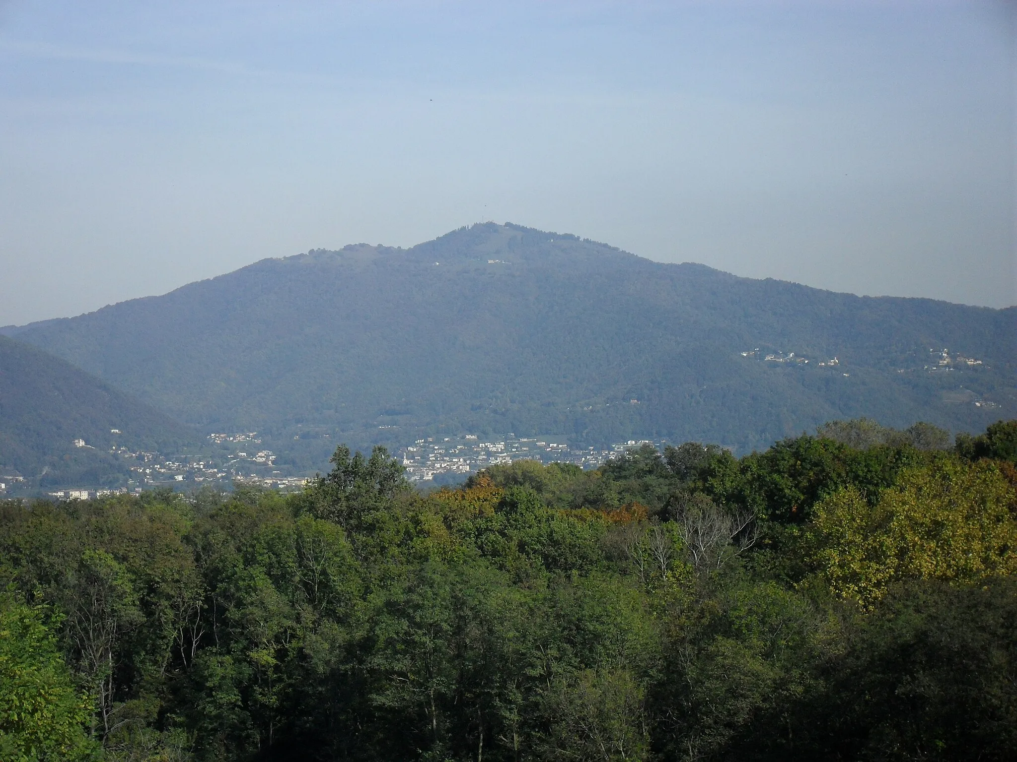 Photo showing: View eastward to Mount Bisbino, from Bizzarone, Italy