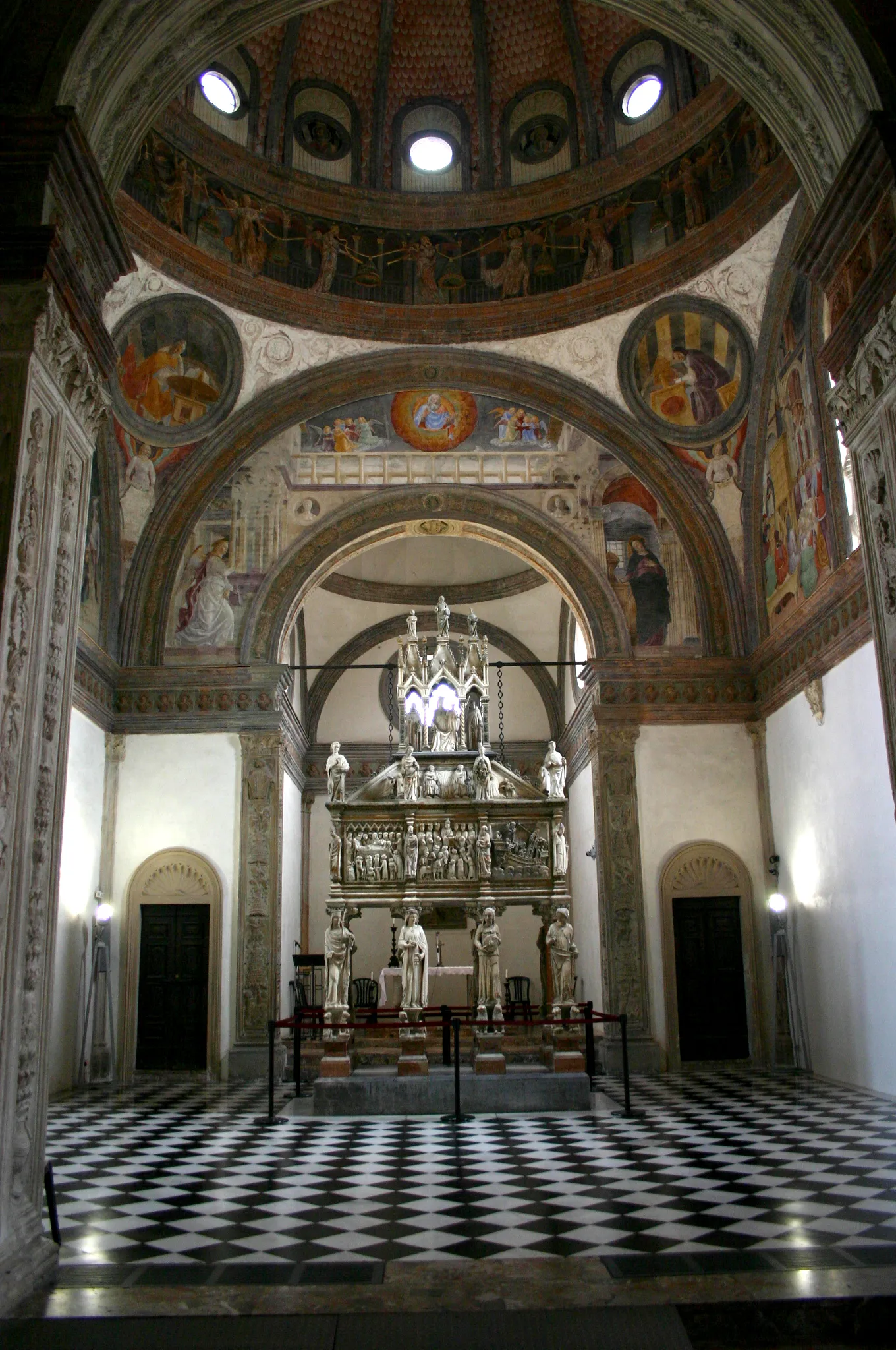 Photo showing: A view of the Cappella Portinari chapel in Sant'Eustorgio church in Milan, Italy. Picture by Giovanni Dall'Orto, March 1 2007.