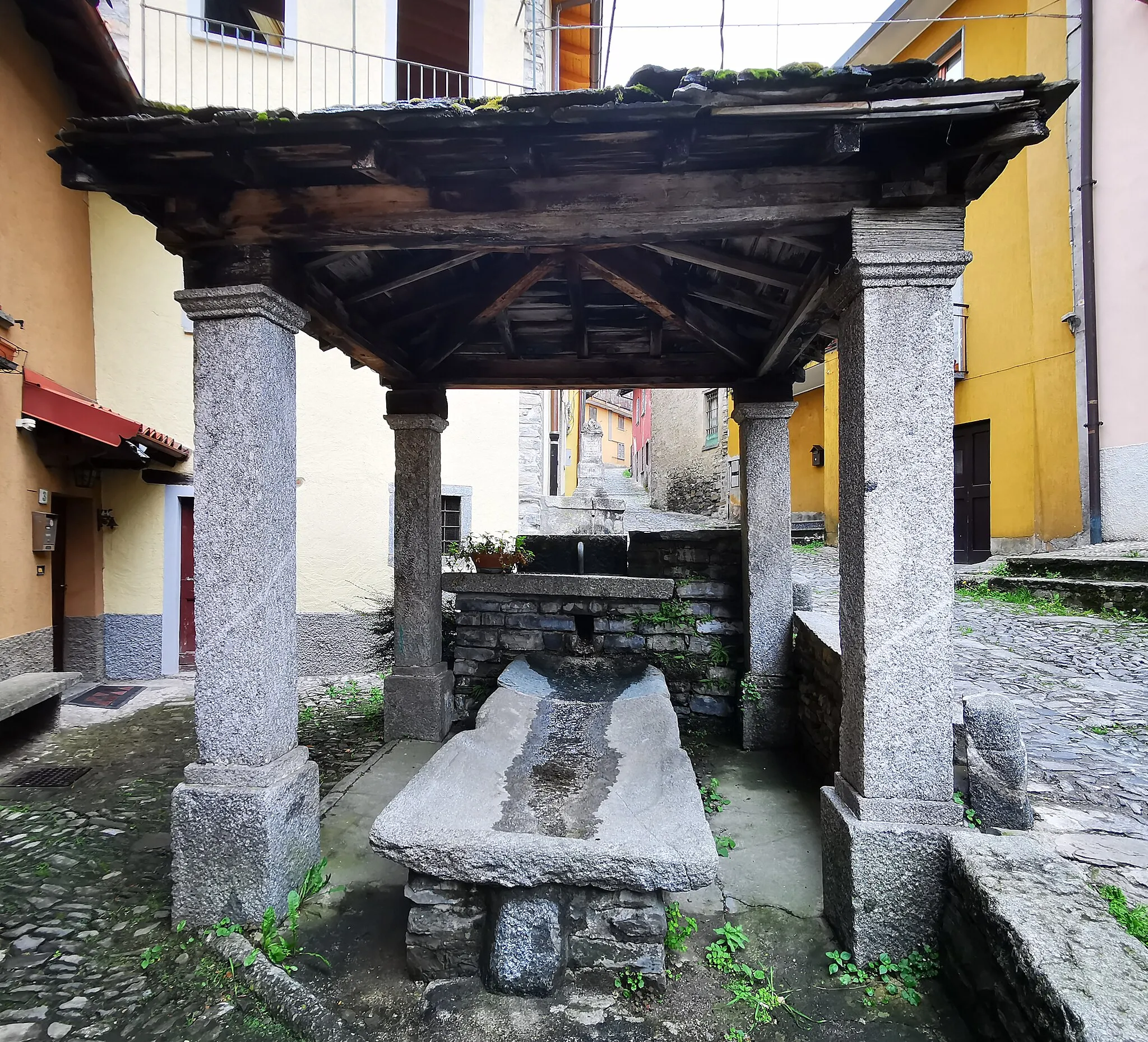 Photo showing: Lavatoio e fontana a Molina (Faggeto Lario)