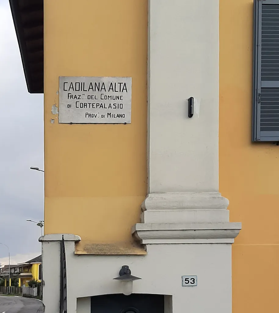 Photo showing: Antica targa stradale sulla facciata del palazzo dei Vescovi a Cadilana, frazione di Corte Palasio.