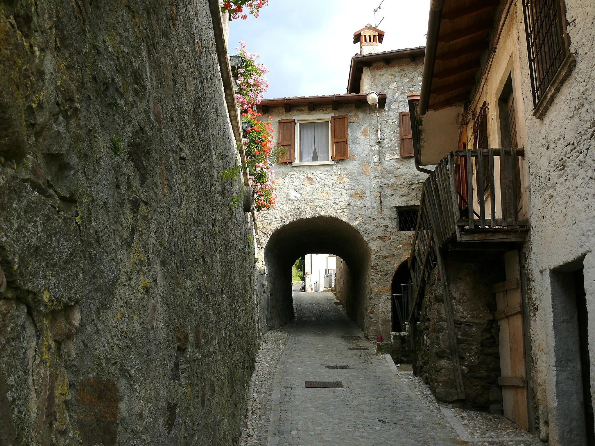 Photo showing: vicolo di montagna (Pontasio)