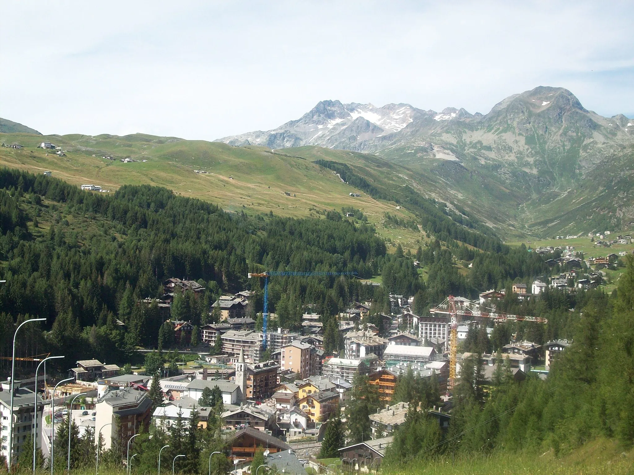 Photo showing: A picture of the Town of Madesimo taken in the summer from one of the ski slopes.