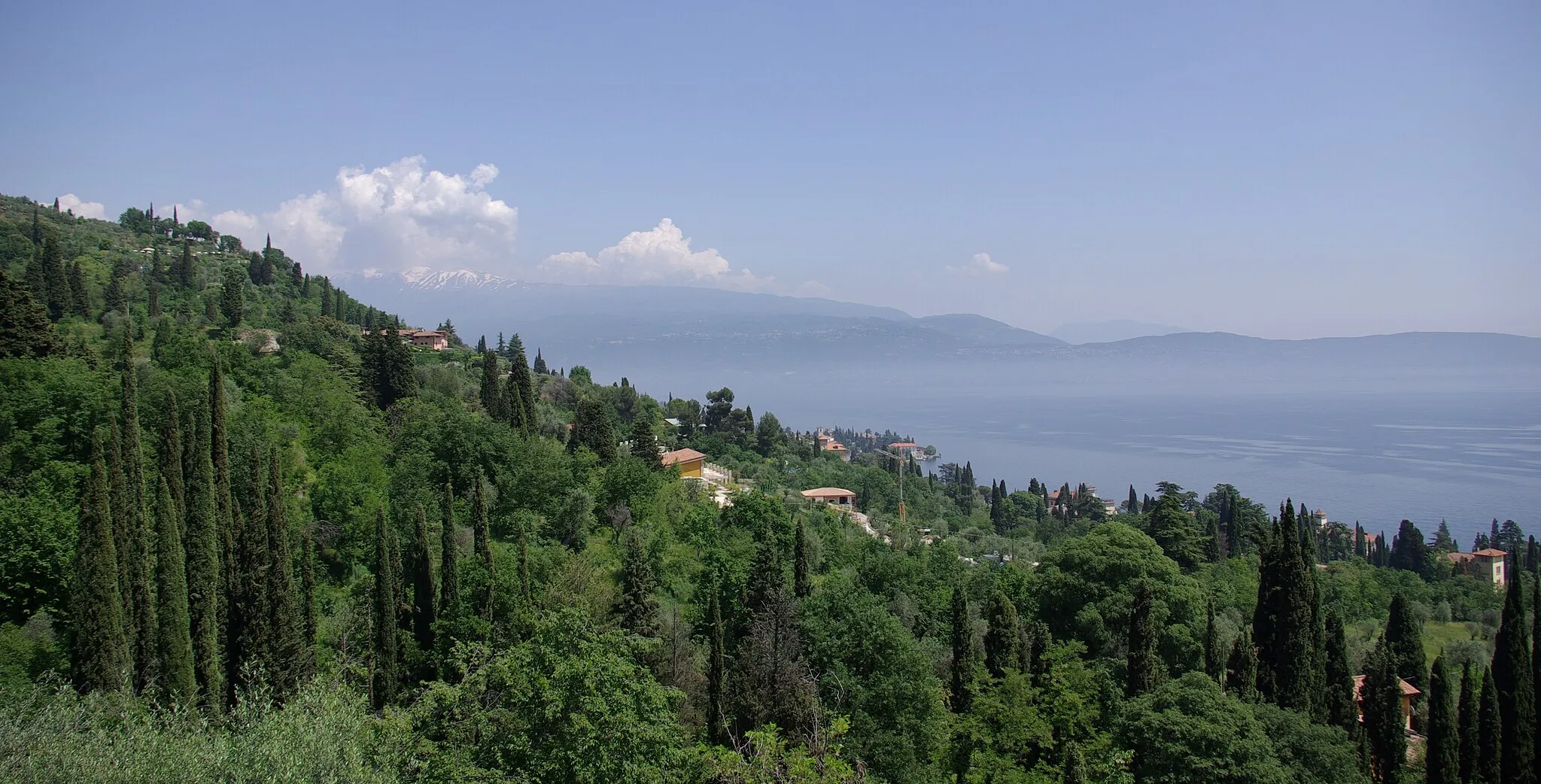Photo showing: Blick vom Vittoriale degli italiani über Gardone Riviera nach Nordosten auf den Gardasee