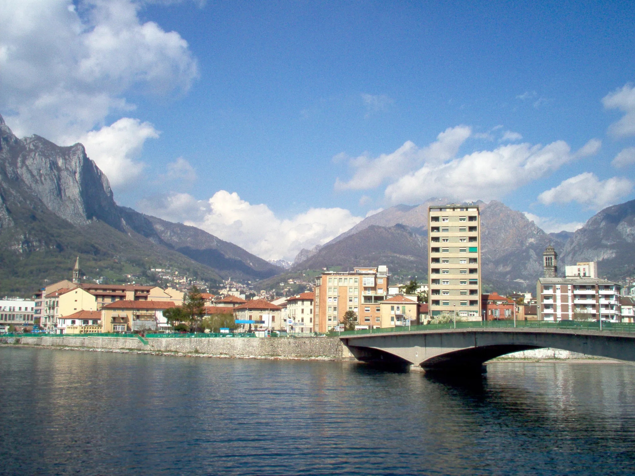 Photo showing: Photo taken by myself (User:GôTô) on April 16th 2006 at Lecco, Italy.