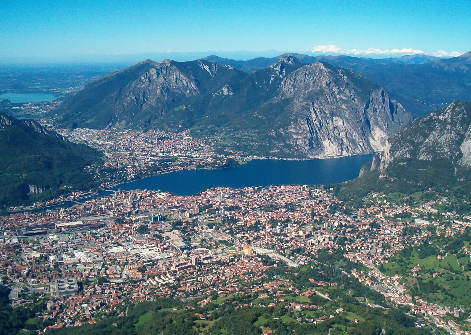 Photo showing: Panorama di Lecco dai Piani d'Erna, Resegone

Date:31 agosto 2006