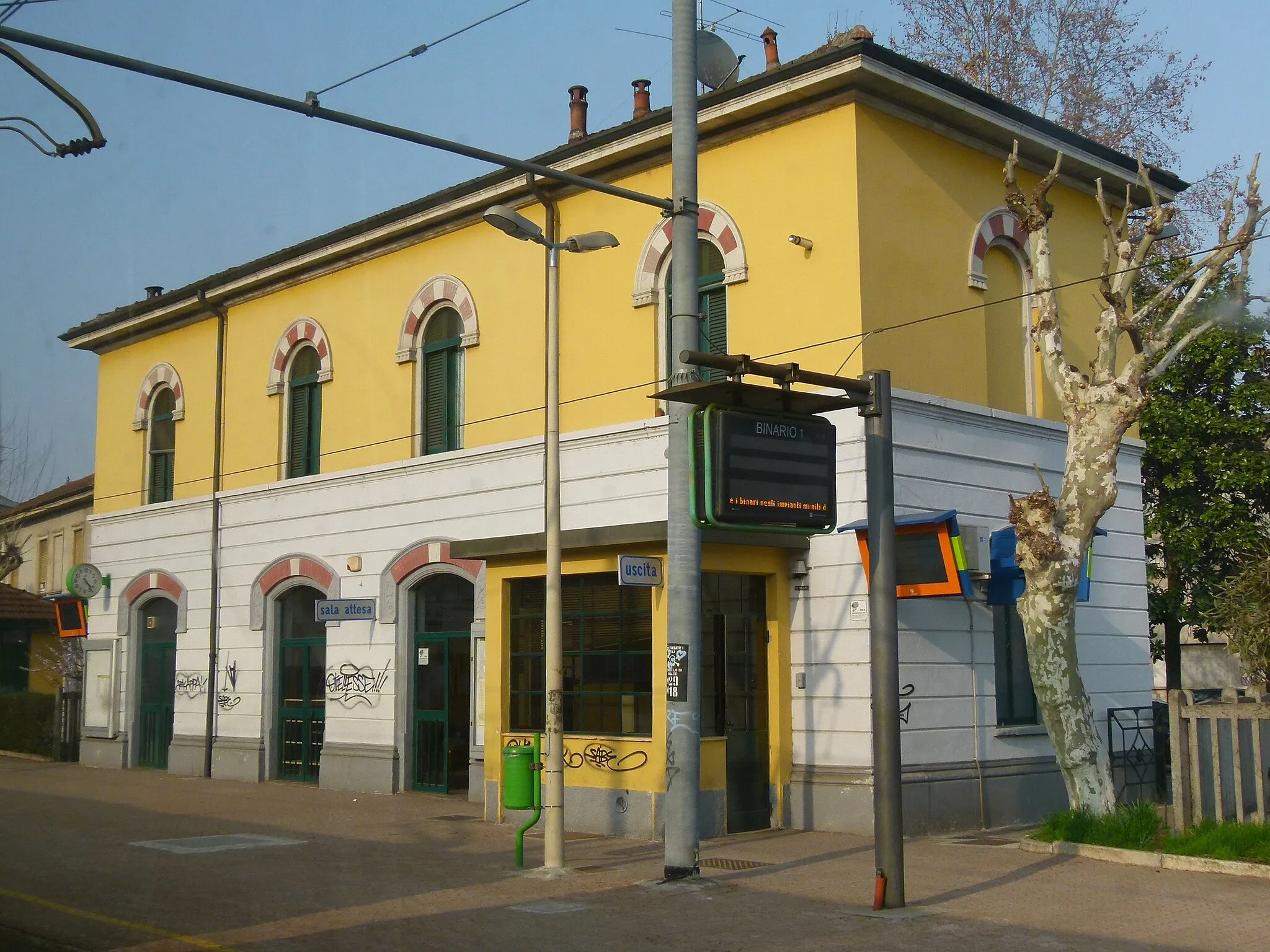 Photo showing: Varedo train station, on the Milan-Asso railway.
