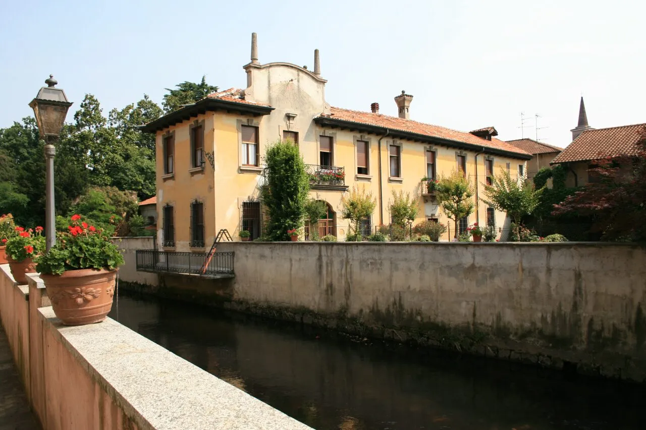 Photo showing: Nerviano. Il fiume Olona presso il Monastero degli Olivetani (oggi sede del municipio)
