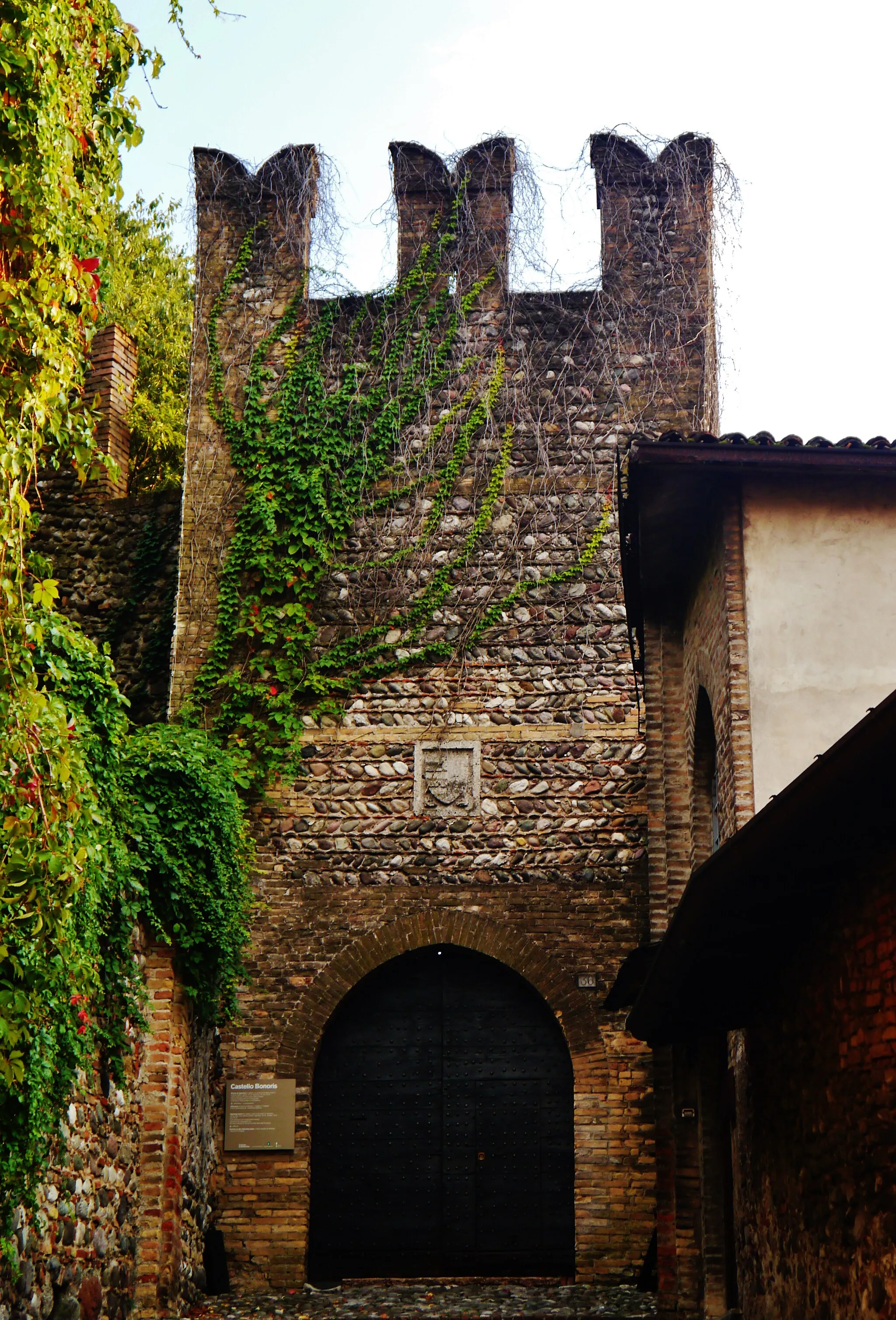 Photo showing: Bonoris Castle, Montichiari, Province of Brescia, Region of Lombardy, Italy