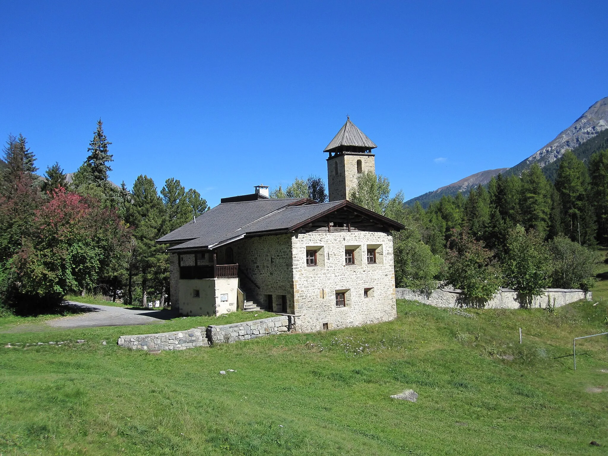 Photo showing: Hospiz und Kirchturm in Chapella (politisch zu S-chanf gehörig, Oberengadin, Kanton Graubünden)