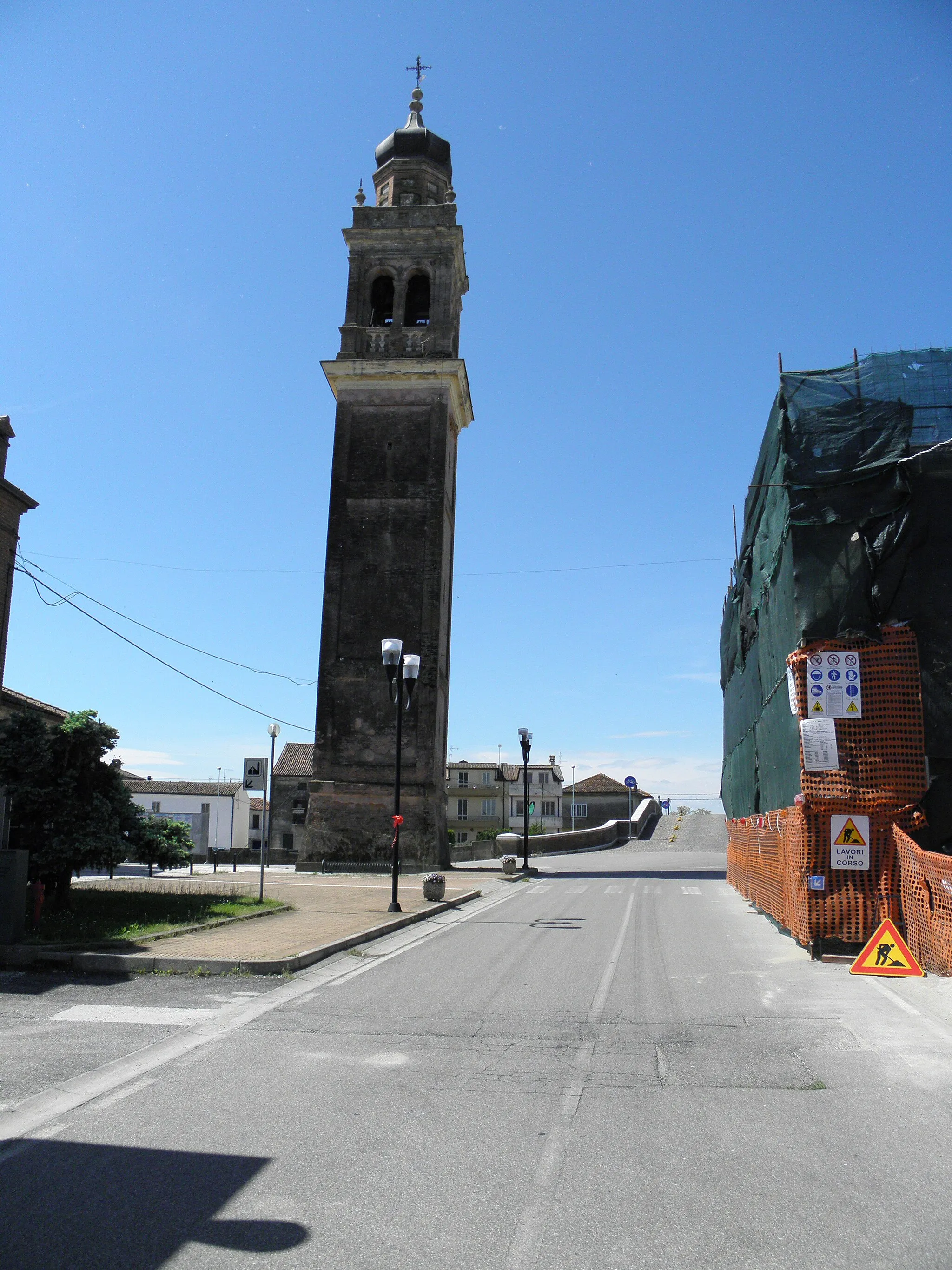 Photo showing: Zelo, frazione di Giacciano con Baruchella: il campanile della chiesa parrocchiale di Sant'Andrea apostolo e, sullo sfondo, il ponte sul Fiume Tartaro.