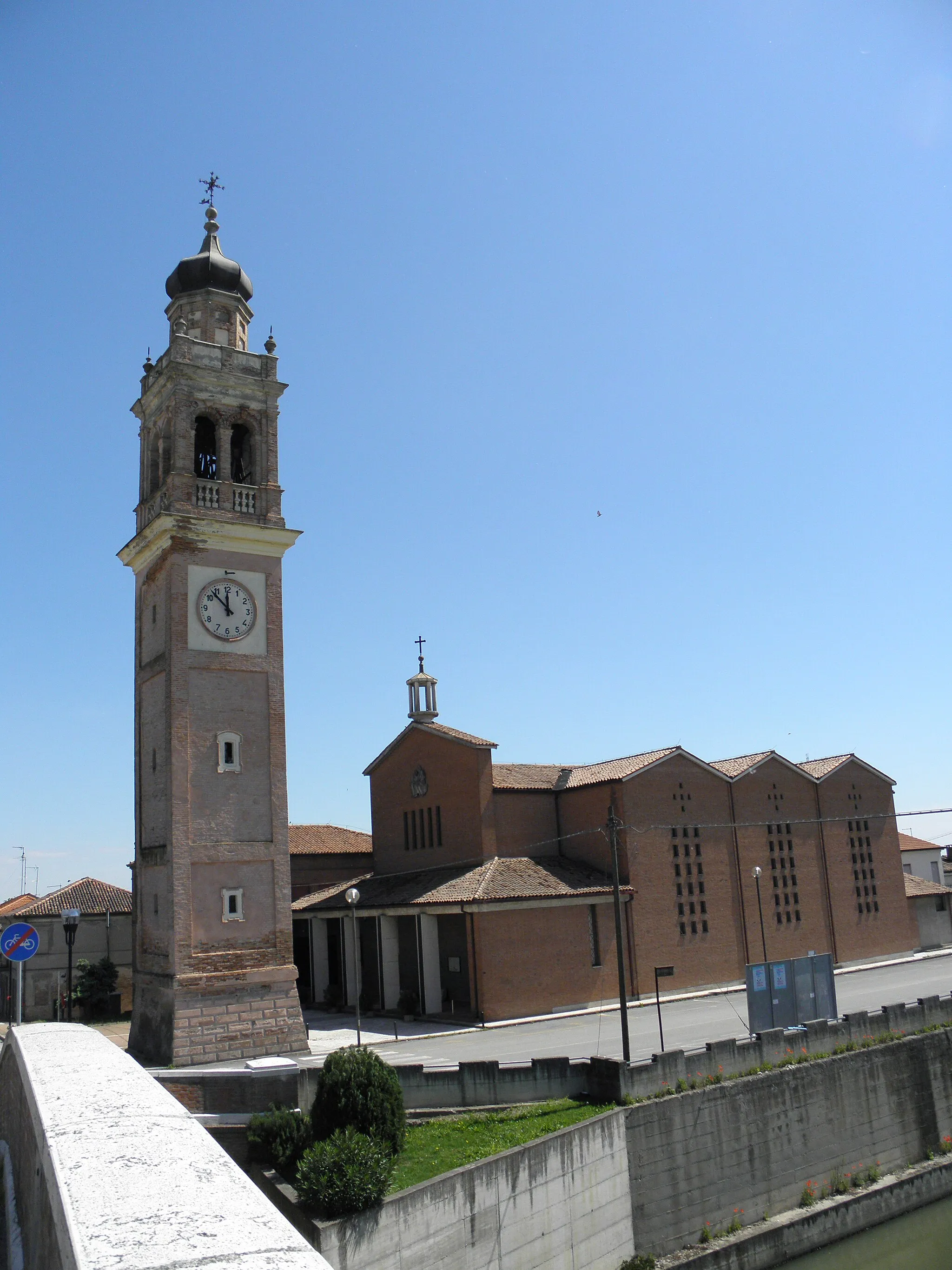 Photo showing: Zelo, frazione di Giacciano con Baruchella: la chiesta parrocchiale di Sant'Andrea apostolo vista dal ponte sul Fiume Tartaro.