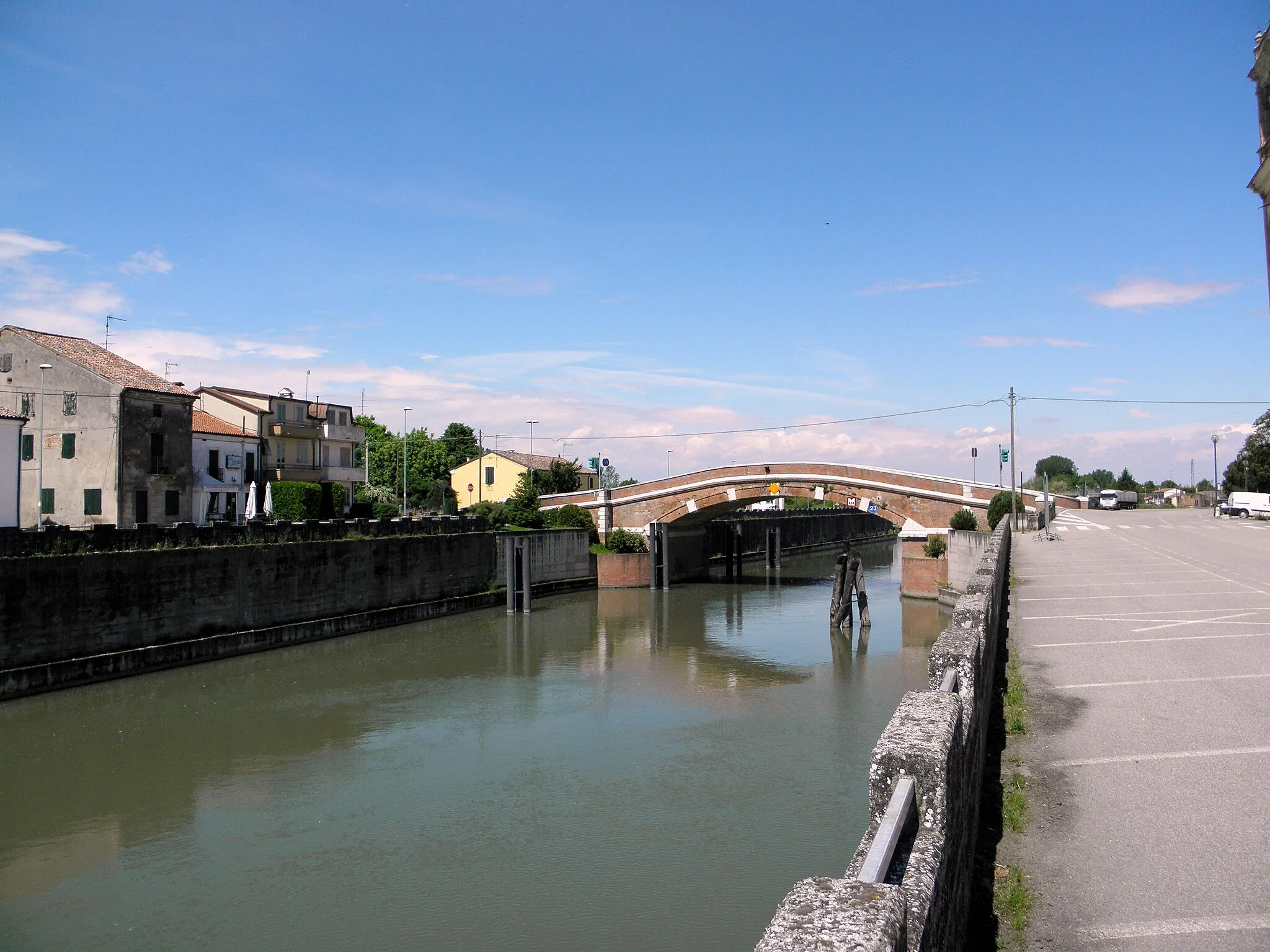 Photo showing: Zelo, frazione di Giacciano con Baruchella:vista del ponte sul Fiume Tartaro.