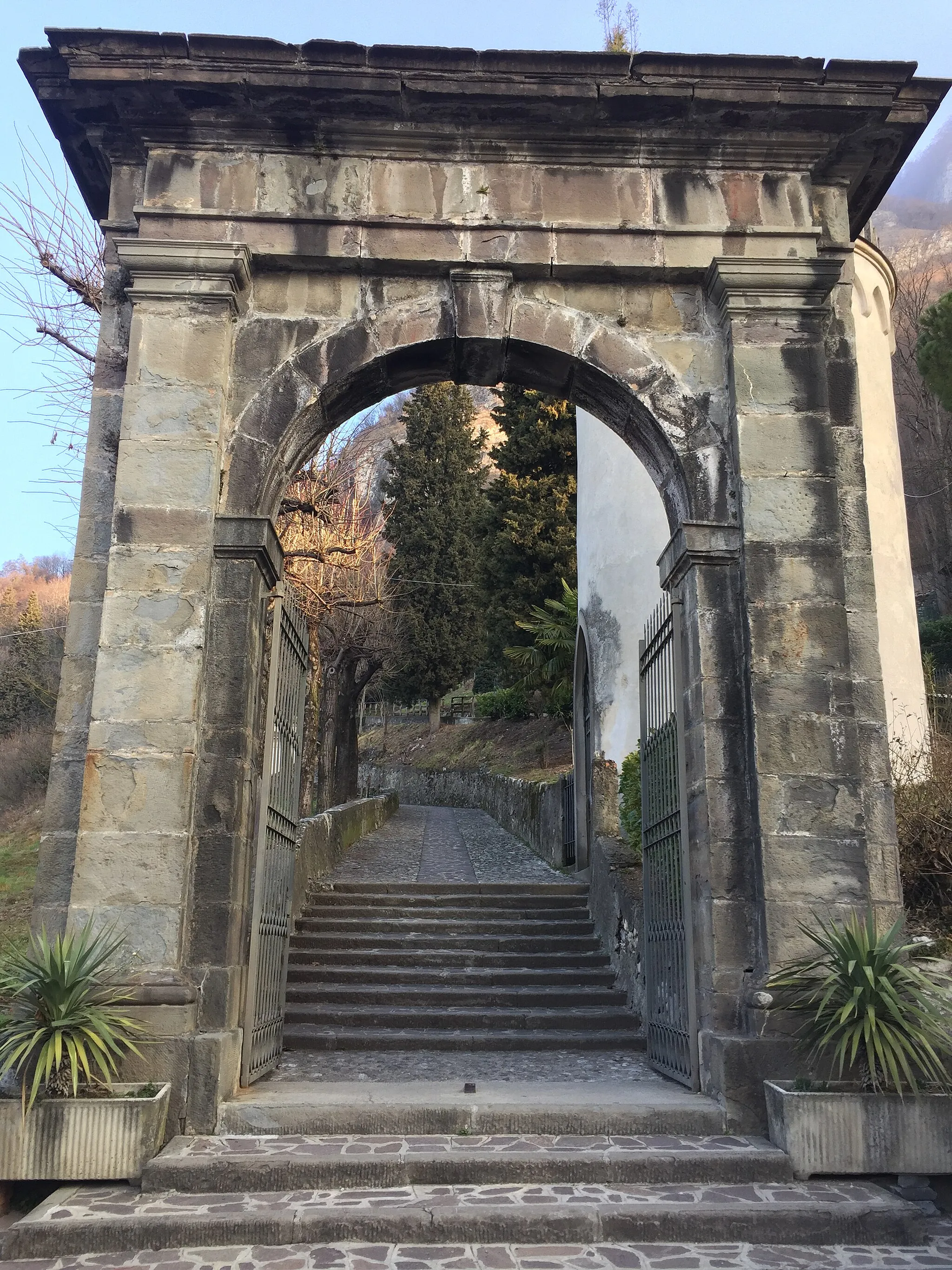 Photo showing: L'arco posto all'ingresso di Via delle Cappelle a Somasca - Frazione di Vercurago, che collega il Santurario di San Gerolamo alla località eremitica della Valetta.