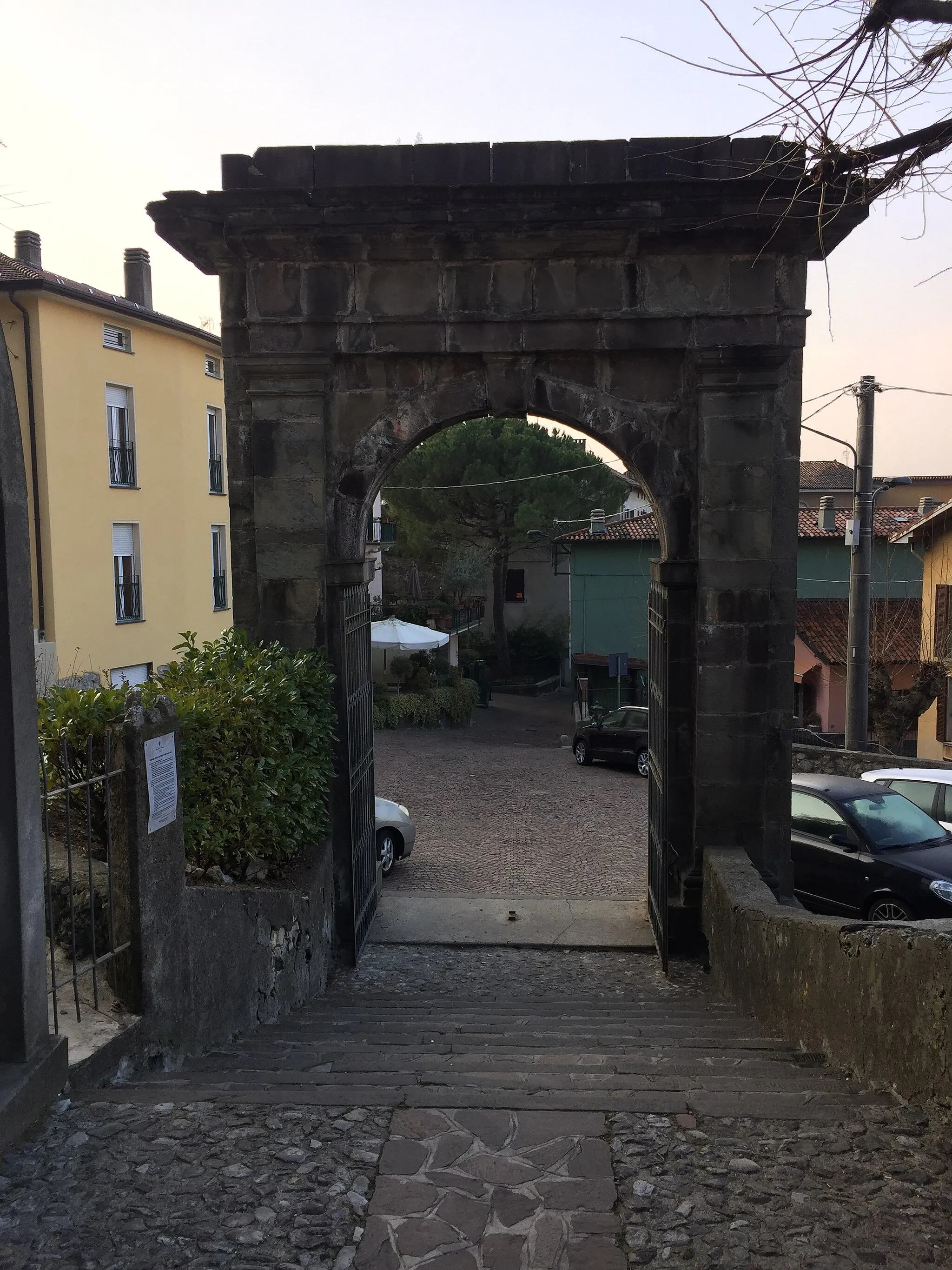 Photo showing: L'arco posto all'ingresso di Via delle Cappelle a Somasca - Frazione di Vercurago, che collega il Santurario di San Gerolamo alla località eremitica della Valetta.