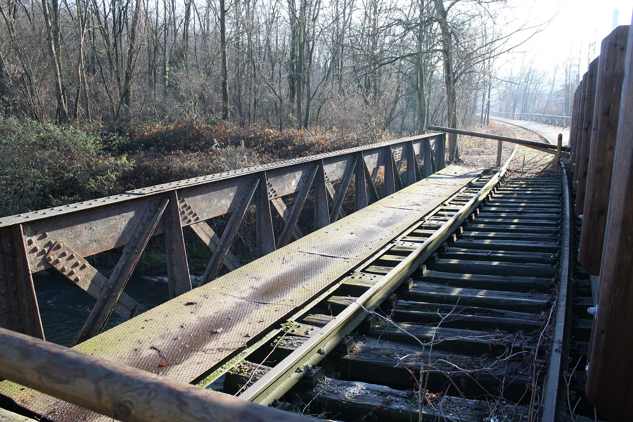 Photo showing: Ponte della ferrovia della Valmorea sul fiume Olona all'altezza di Fagnano Olona.
