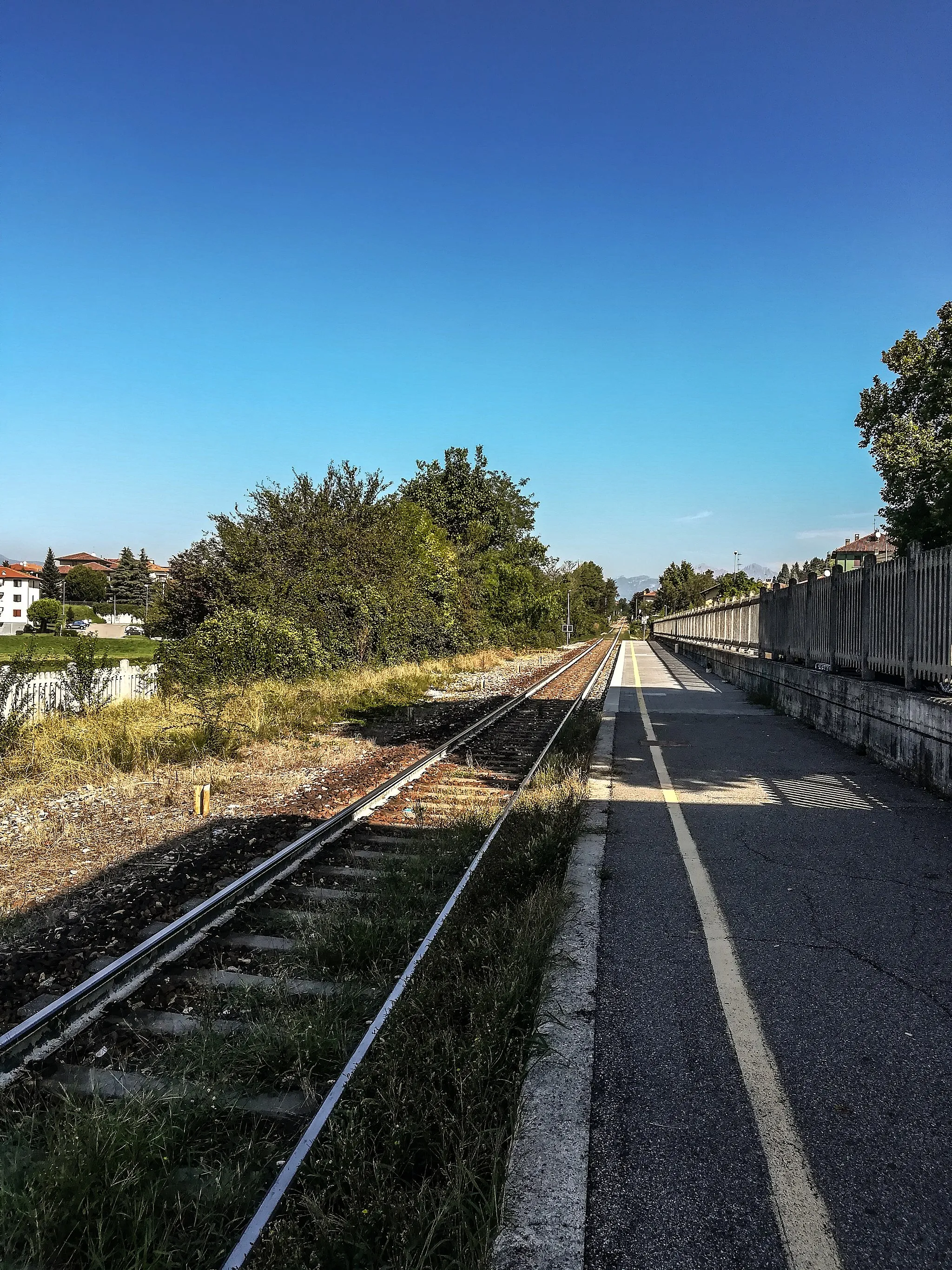 Photo showing: Villa Raverio train station with a view to the north