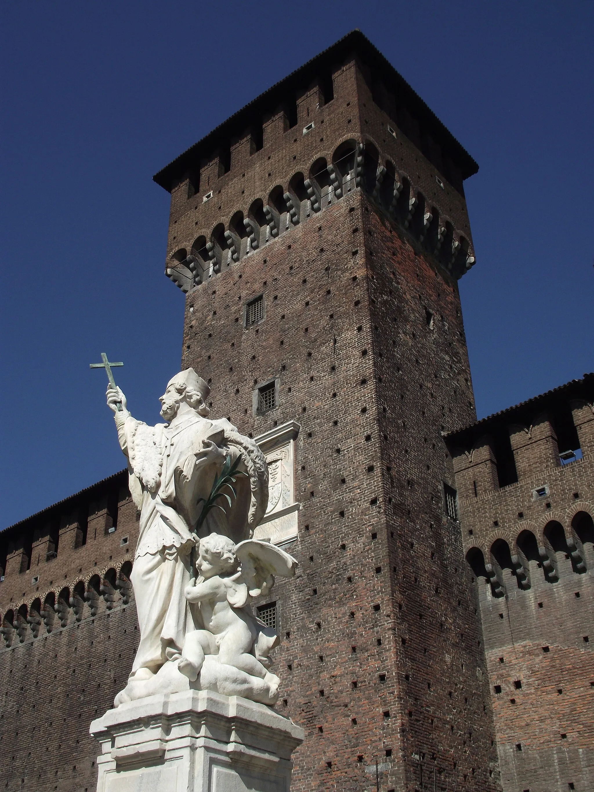 Photo showing: Torre di Bona di Savoia e statua di S. Giovanni Nepomuceno