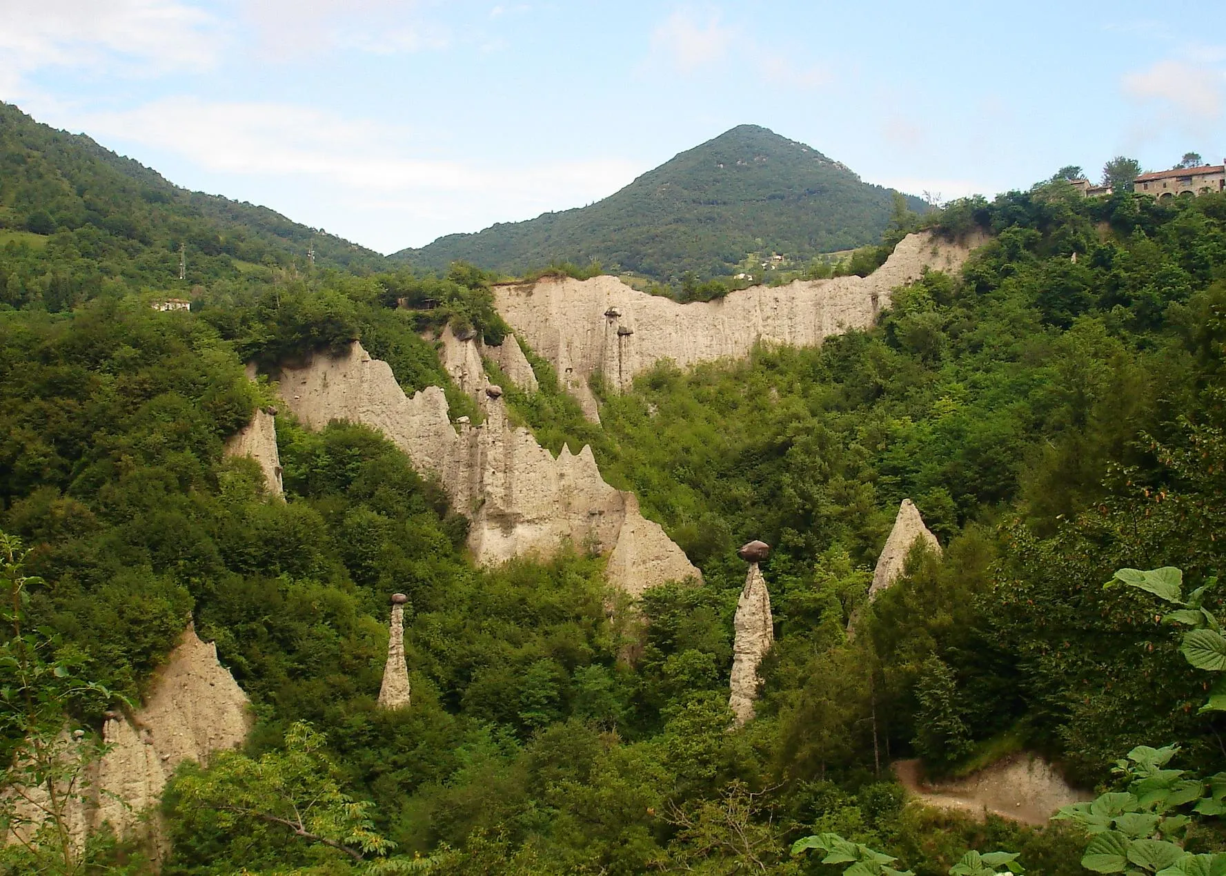 Photo showing: Hoodoos near Lake Iseo in Italy.