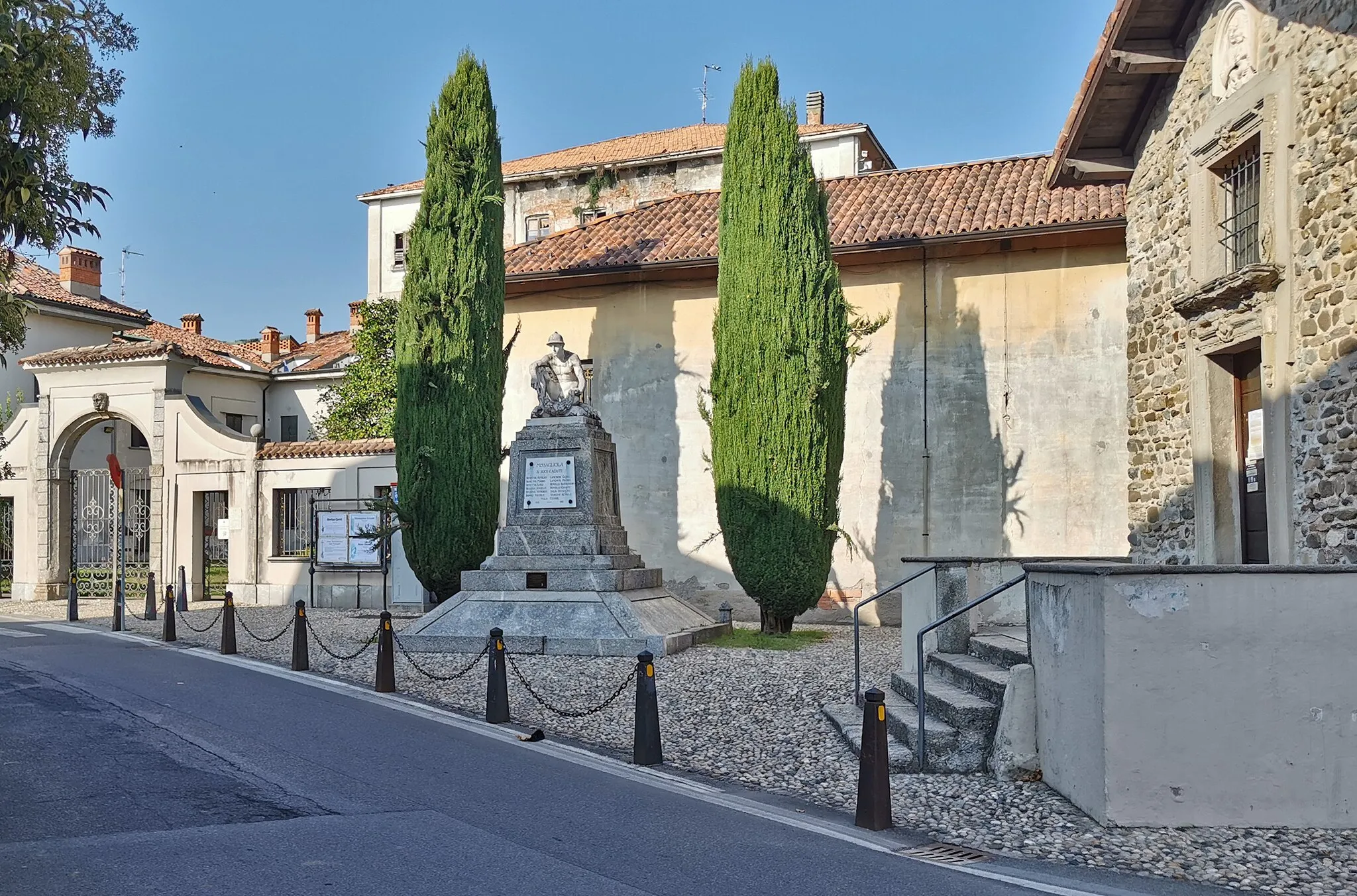 Photo showing: Al centro, il monumento ai caduti di Missagliola (Missaglia) nelle guerre 1915 - 1918 e 1940 - 1945. A destra si intravede la facciata dell'Oratorio di San Zenone. A sinistra l'ingresso di Villa Cioja.