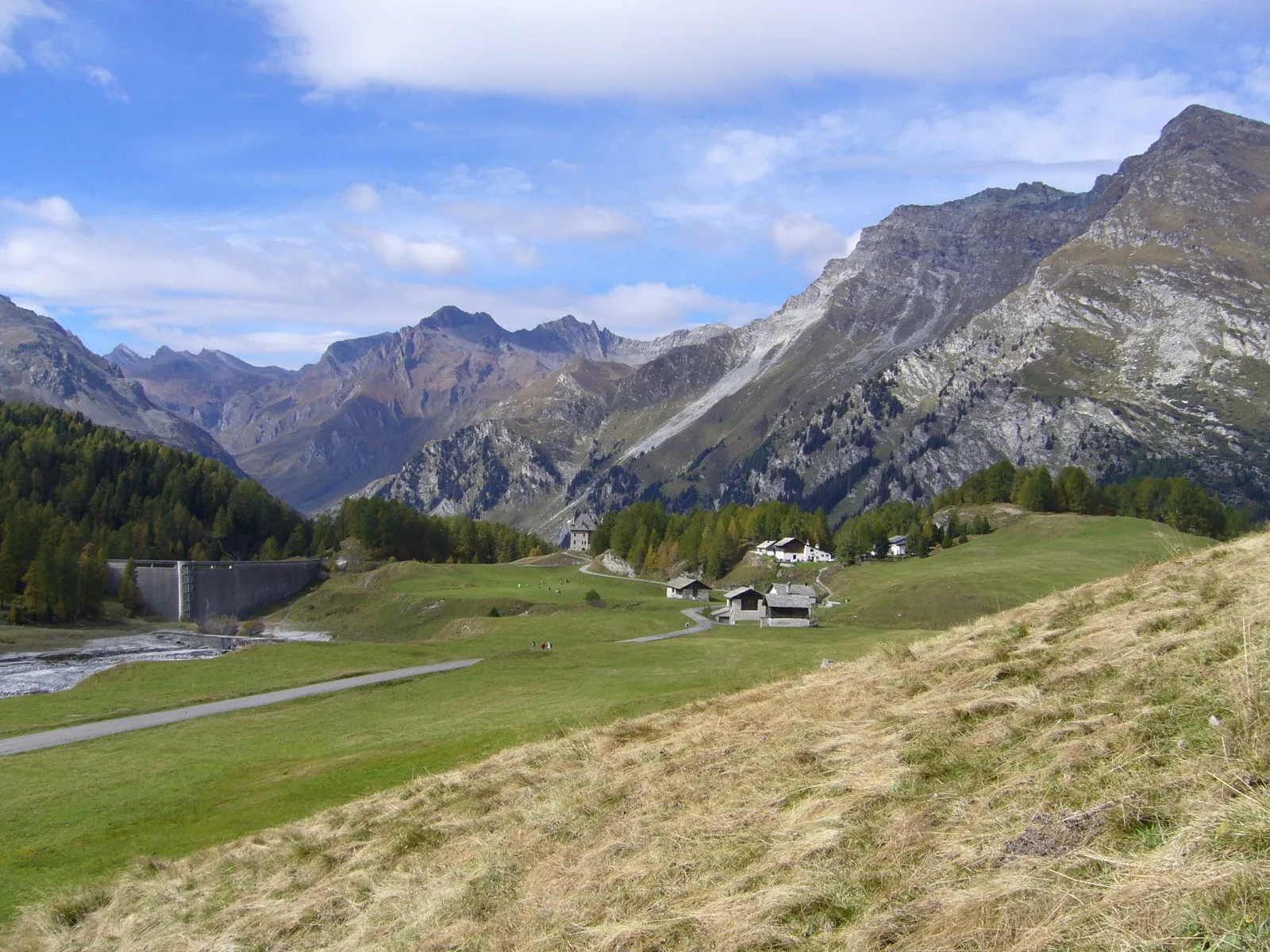 Photo showing: Maloja, Seitental Orden, Blick von oberhalb Salecina nach Westen auf Val-Maroz-Gipfel, rechts im Bild Gipfel des Lunghin