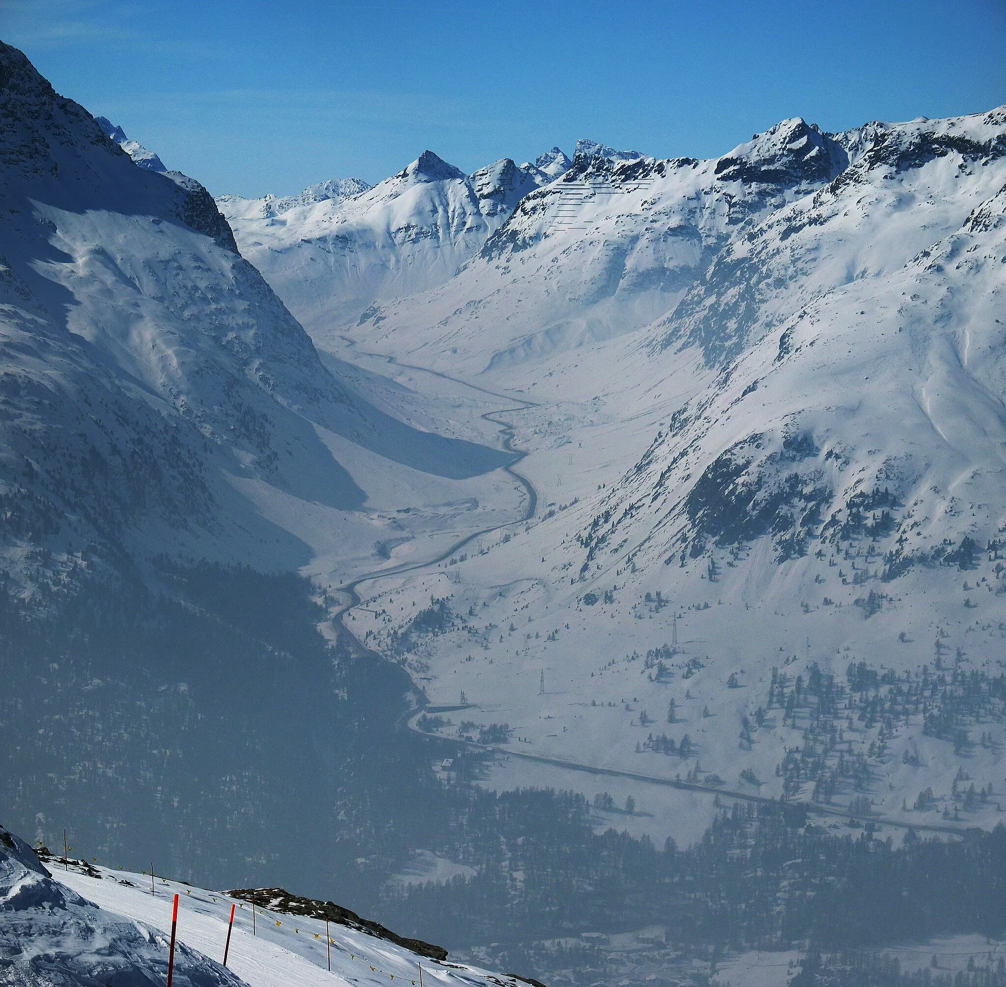 Photo showing: Southeren ramp of the Julier Pass crossing the Albula range, as seen from Hahnensee ski slope near St. Moritz, Swizerland.
