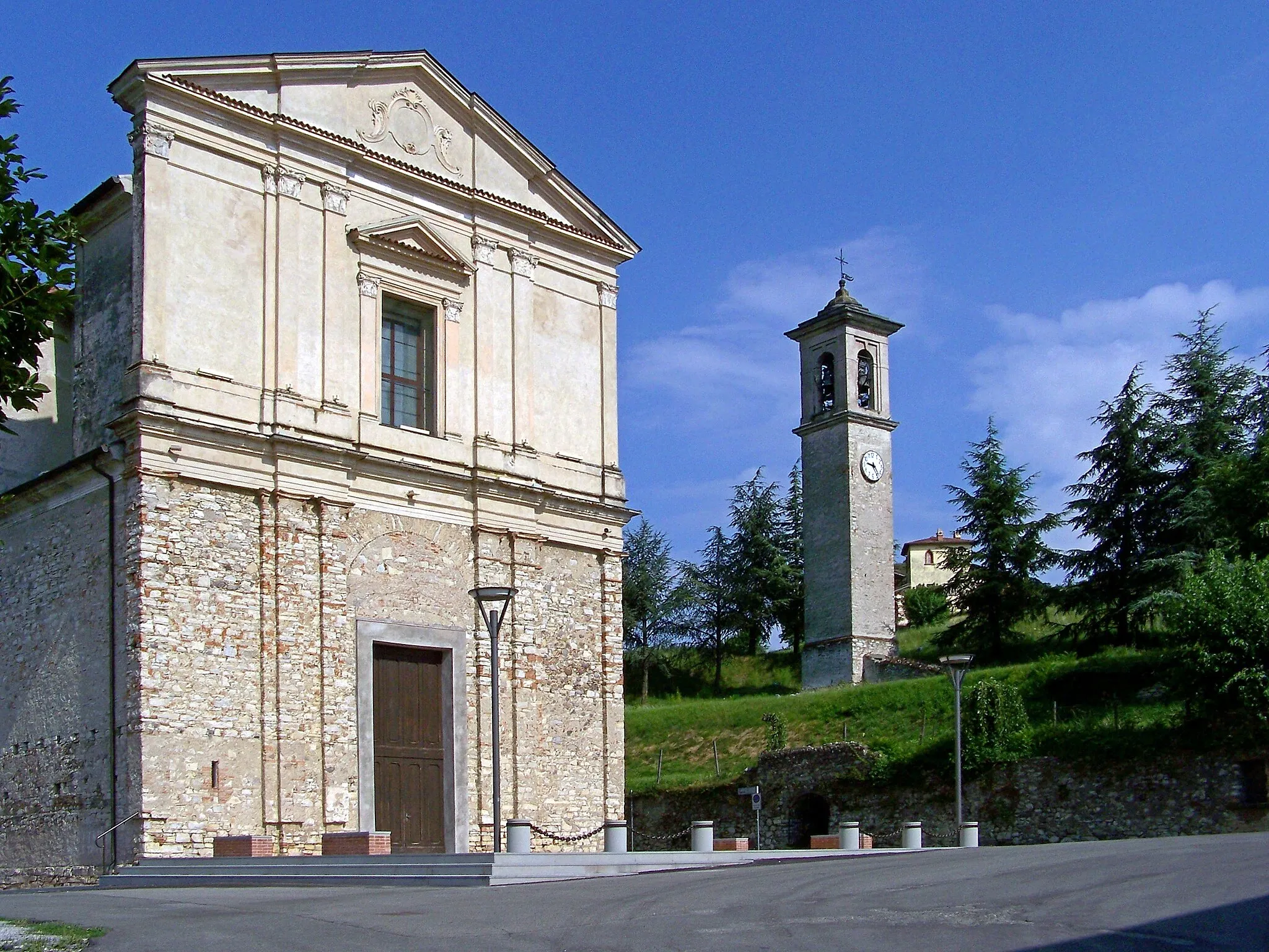 Photo showing: Facciata e torre campanaria della Chiesa di San Vitale a Borgonato.