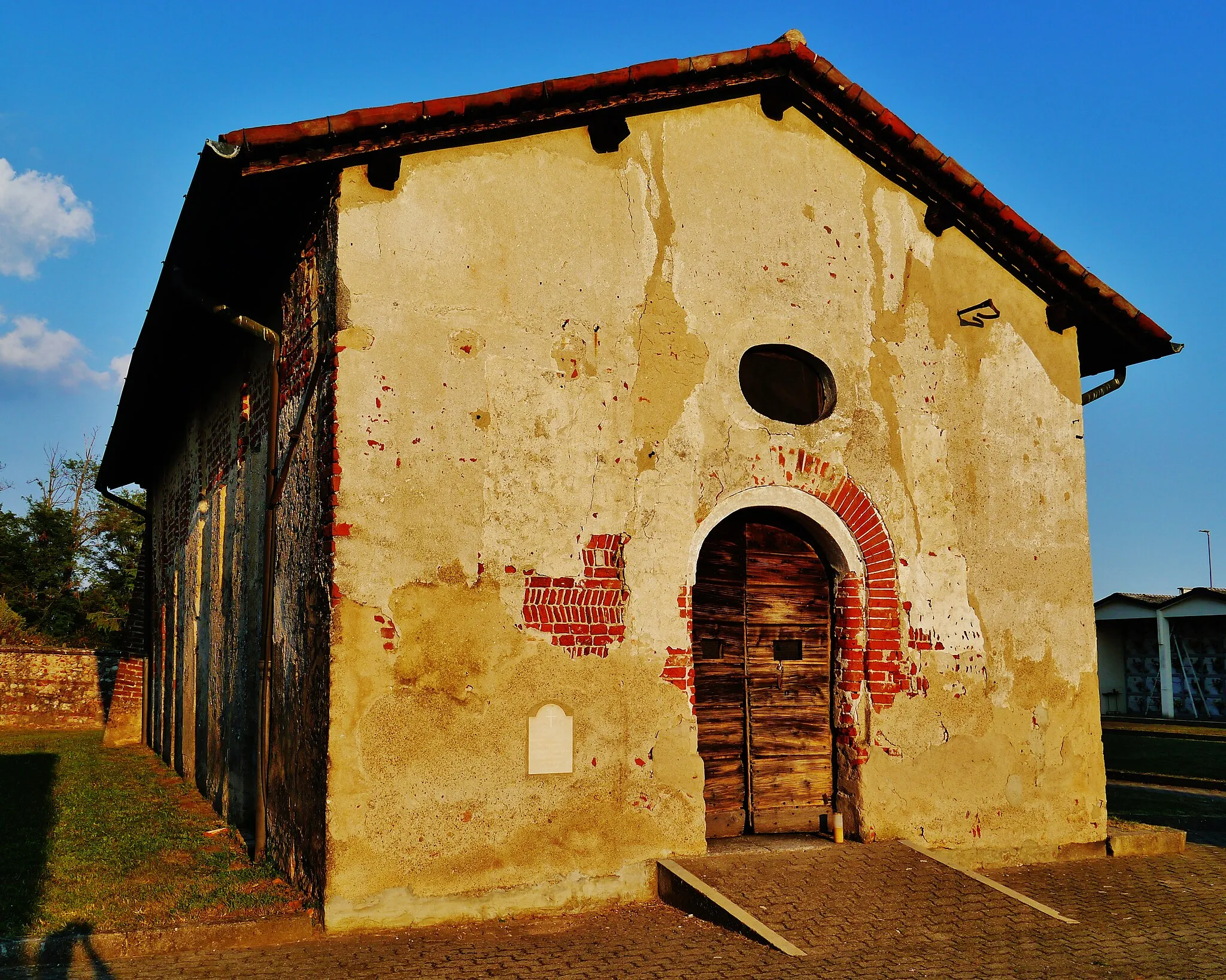 Photo showing: Facade of the Chapel of Sts. Nazarius & Celsus, Caltignaga (Sologno Quarter), Province of Novara, Region of Piedmont, Italy