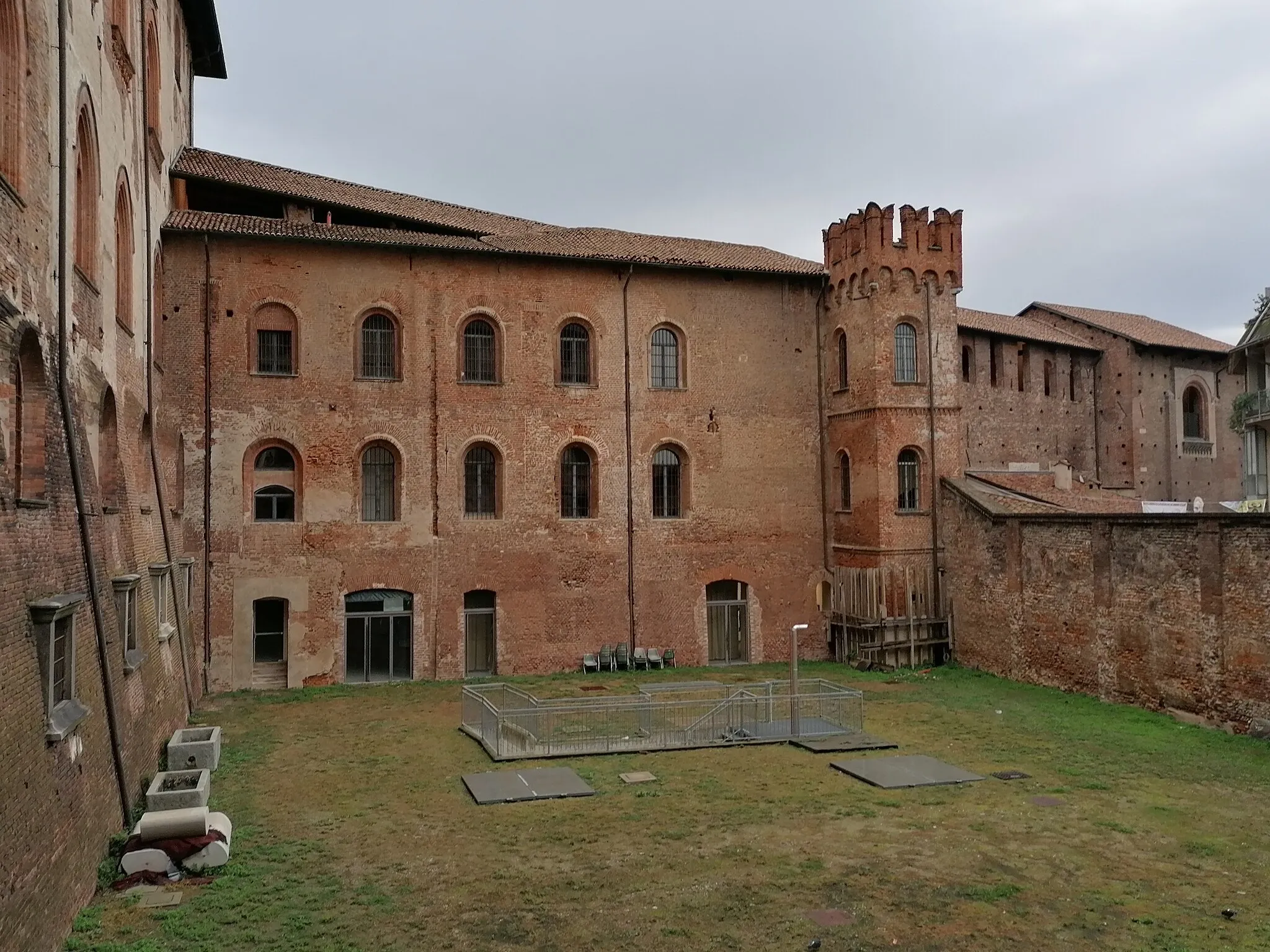 Photo showing: Courtyard of Vigevano Sforza Castle.