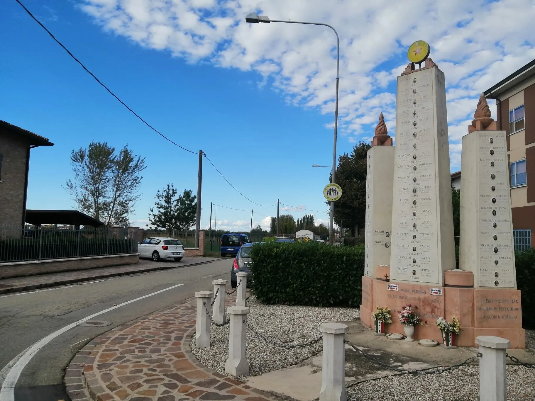 Photo showing: Cippo monumentale ai caduti della guerra partigiana posto nel centro della parte di Migliarina interna lungo la strada Budrione Migliarina all'incrocio con via Bentivoglio.