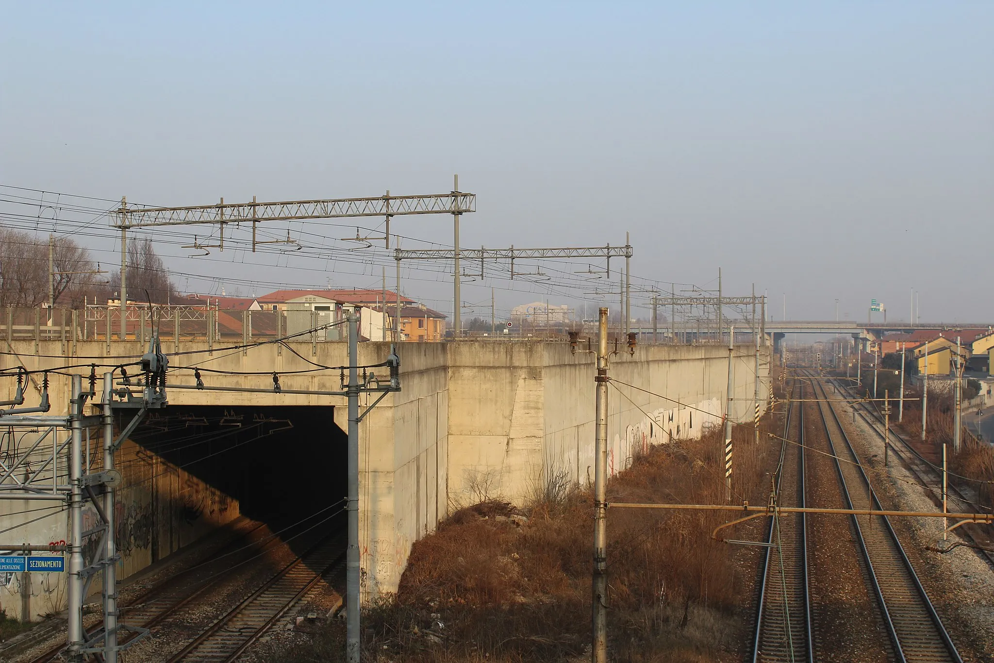 Photo showing: fotografia scattata dal passaggio sopra la ferrovia al quartiere Ortica,, con l'obiettivo verso Segrate