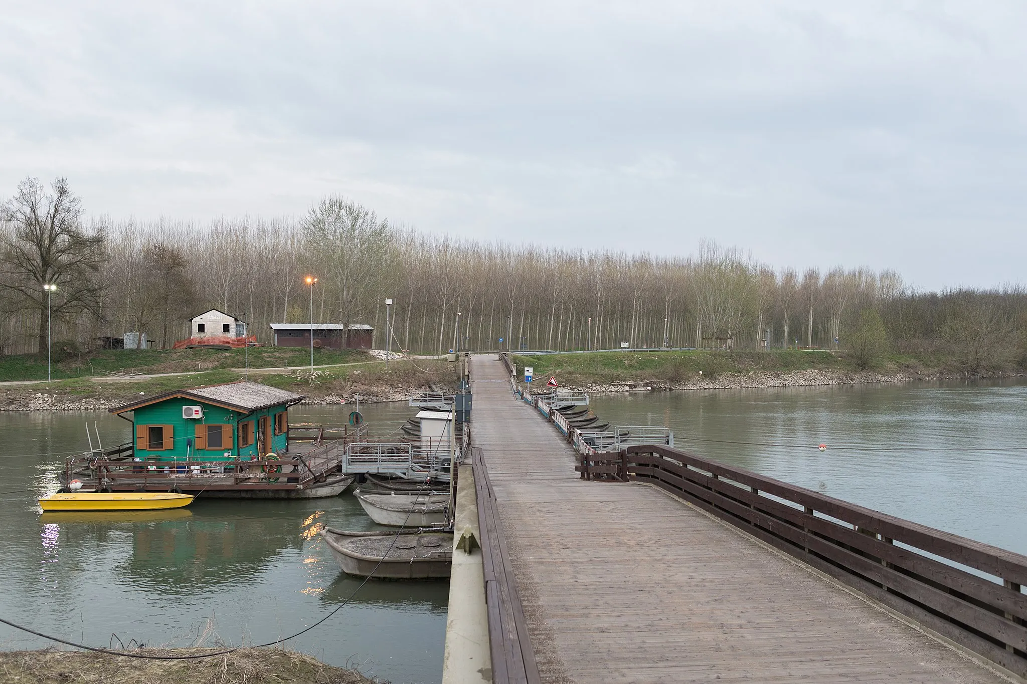 Photo showing: Ponte di Barche sull'Oglio (Pontoon bridge) - Torre d'Oglio, Marcaria, Mantova, Italy