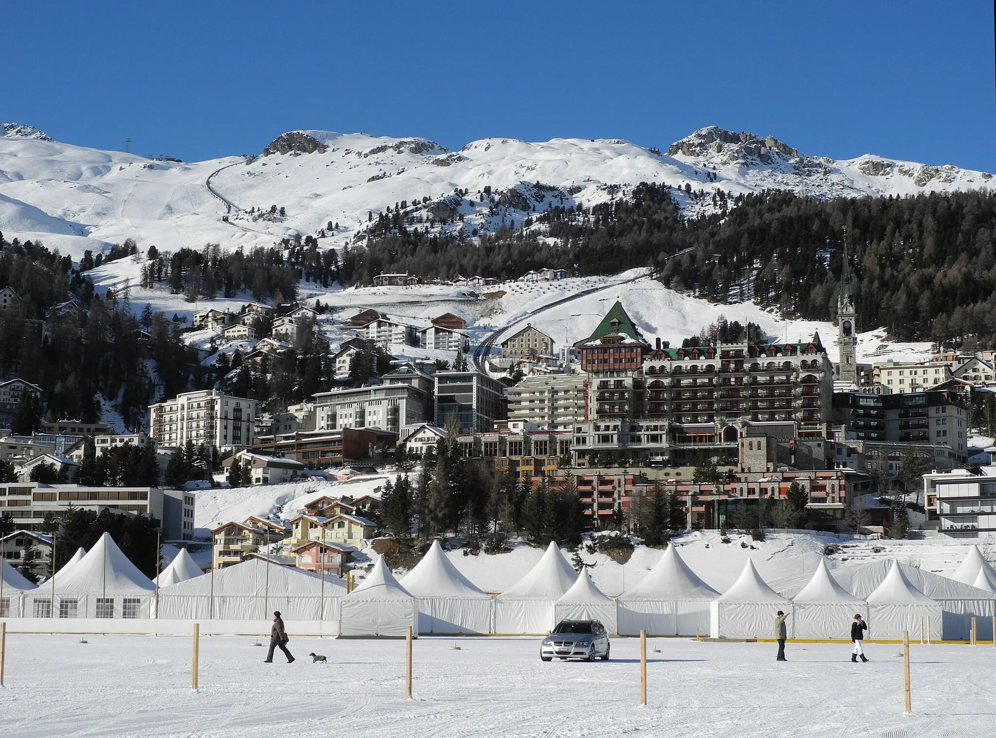 Photo showing: St. Moritz-Dorf -Pavillons auf dem zugefrorenen See