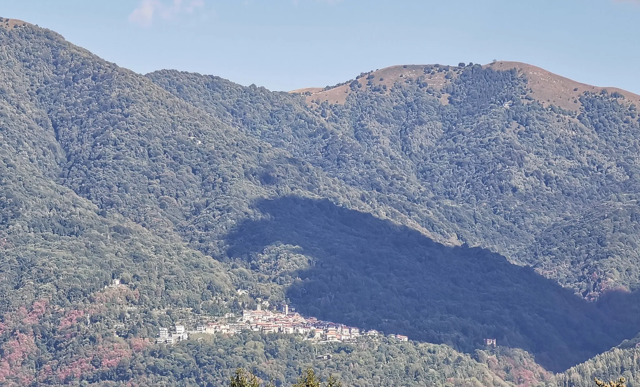 Photo showing: L'abitato di Palanzo sullo sfondo del Monte Palanzone. Inquadrato da Piazza San Martino a Moltrasio.