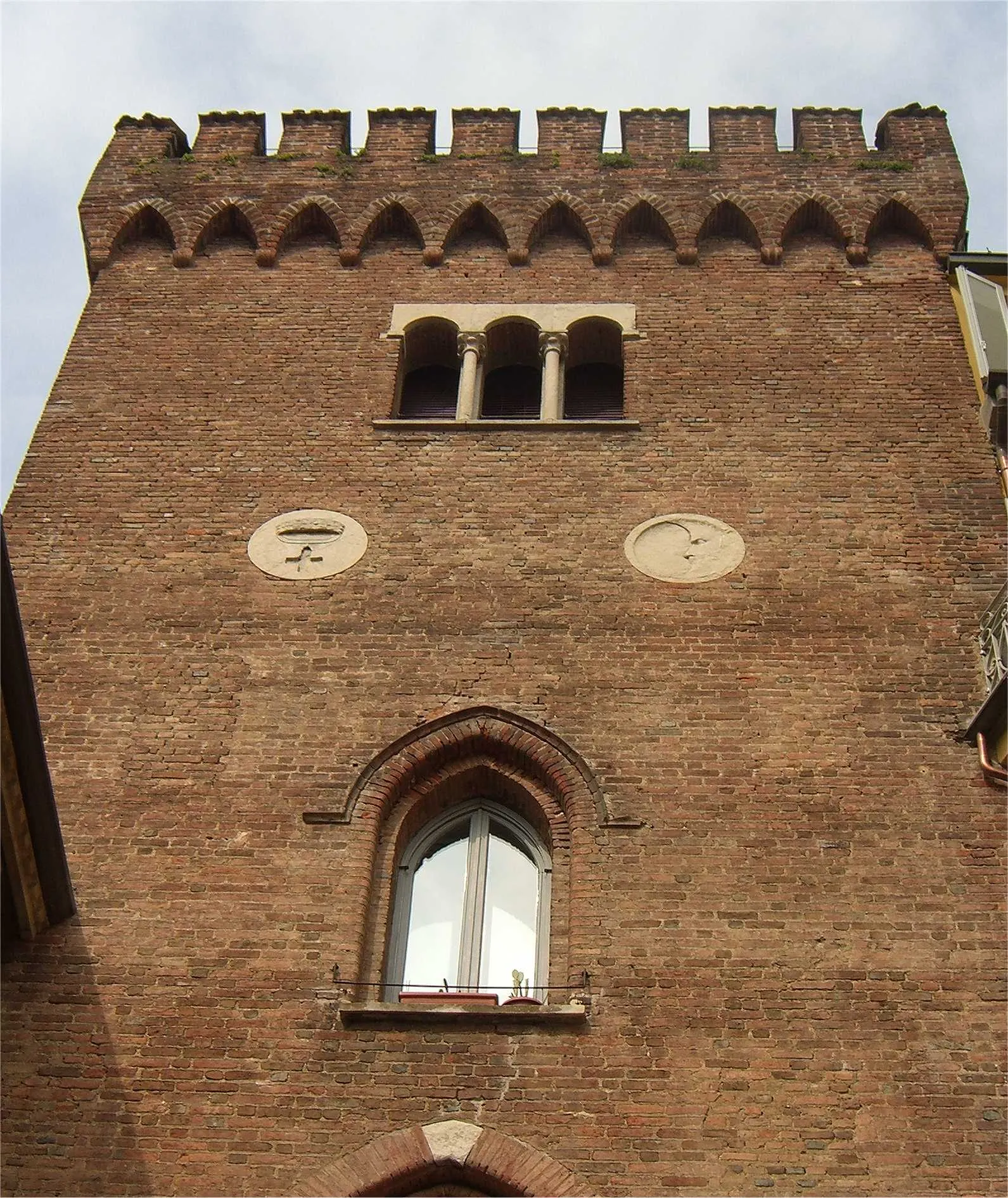 Photo showing: MB Monza - stemmi della città di Monza sulla torre neogotica in via Lambro